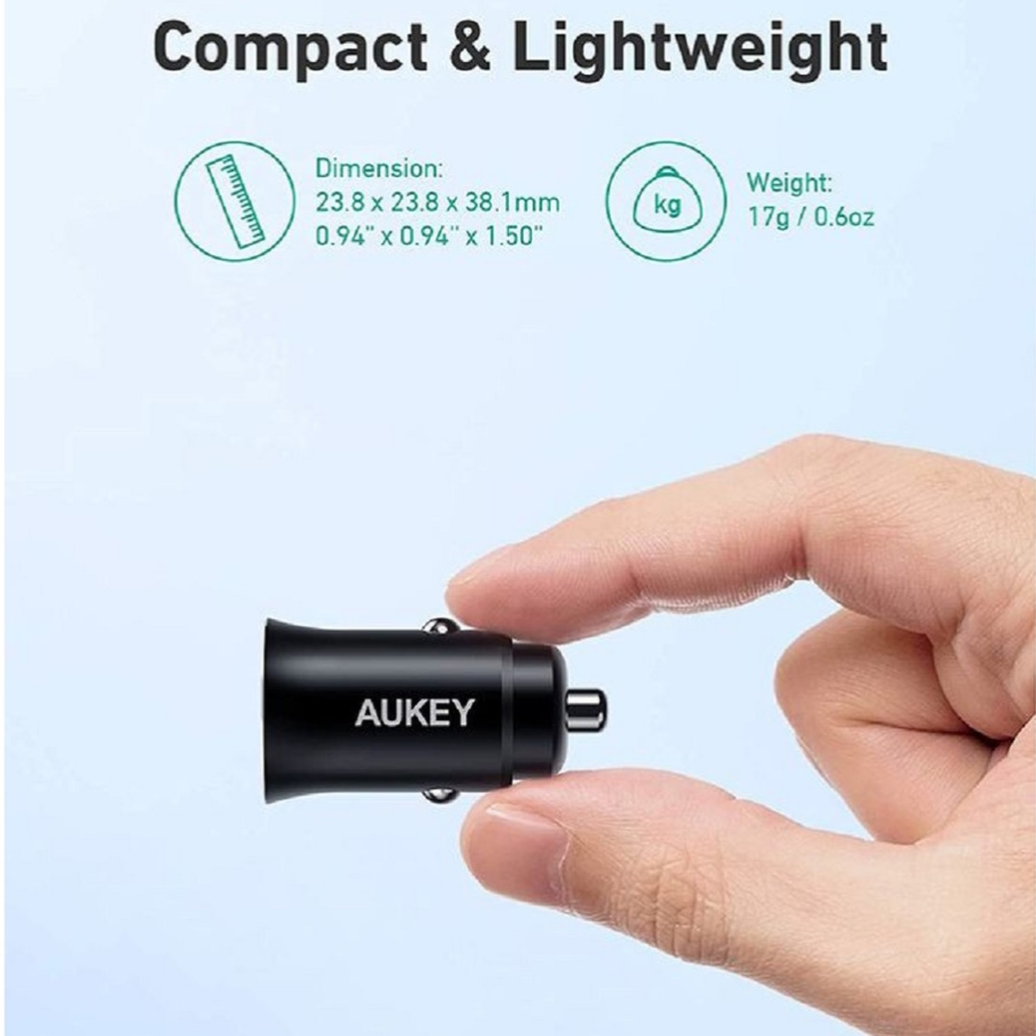 Ein schwarzes AUKEY Autoladegerät mit Abmessungen: 23,8x23,8x38,1 mm und wiegt 17 g / 0,6 oz. Text: „Kompakt & Leicht“.