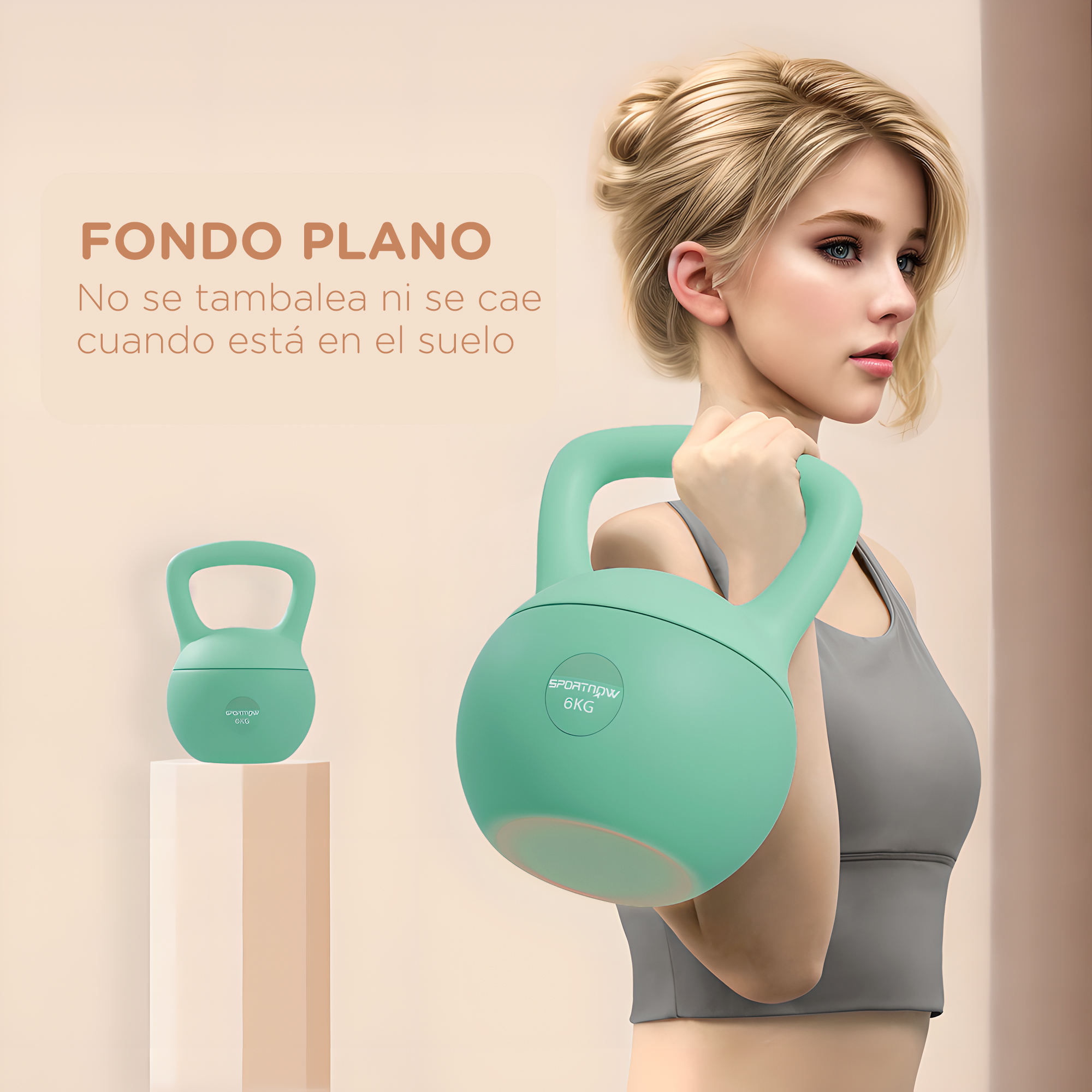 Mujer sosteniendo una pesa rusa verde de 6 kg. Fondo beige y una pesa rusa pequeña en un pedestal.