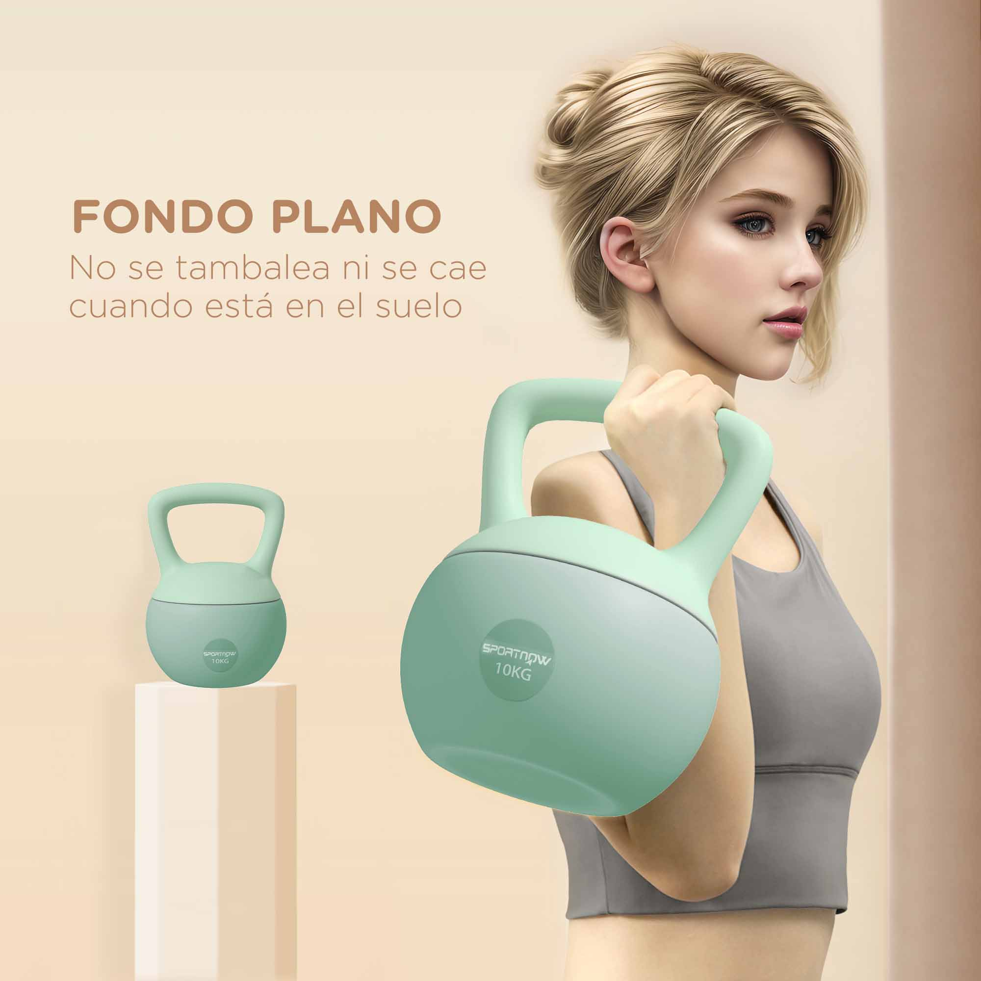 Mujer sosteniendo una pesa rusa verde. Hay una pesa rusa más pequeña en el suelo. Fondo beige.