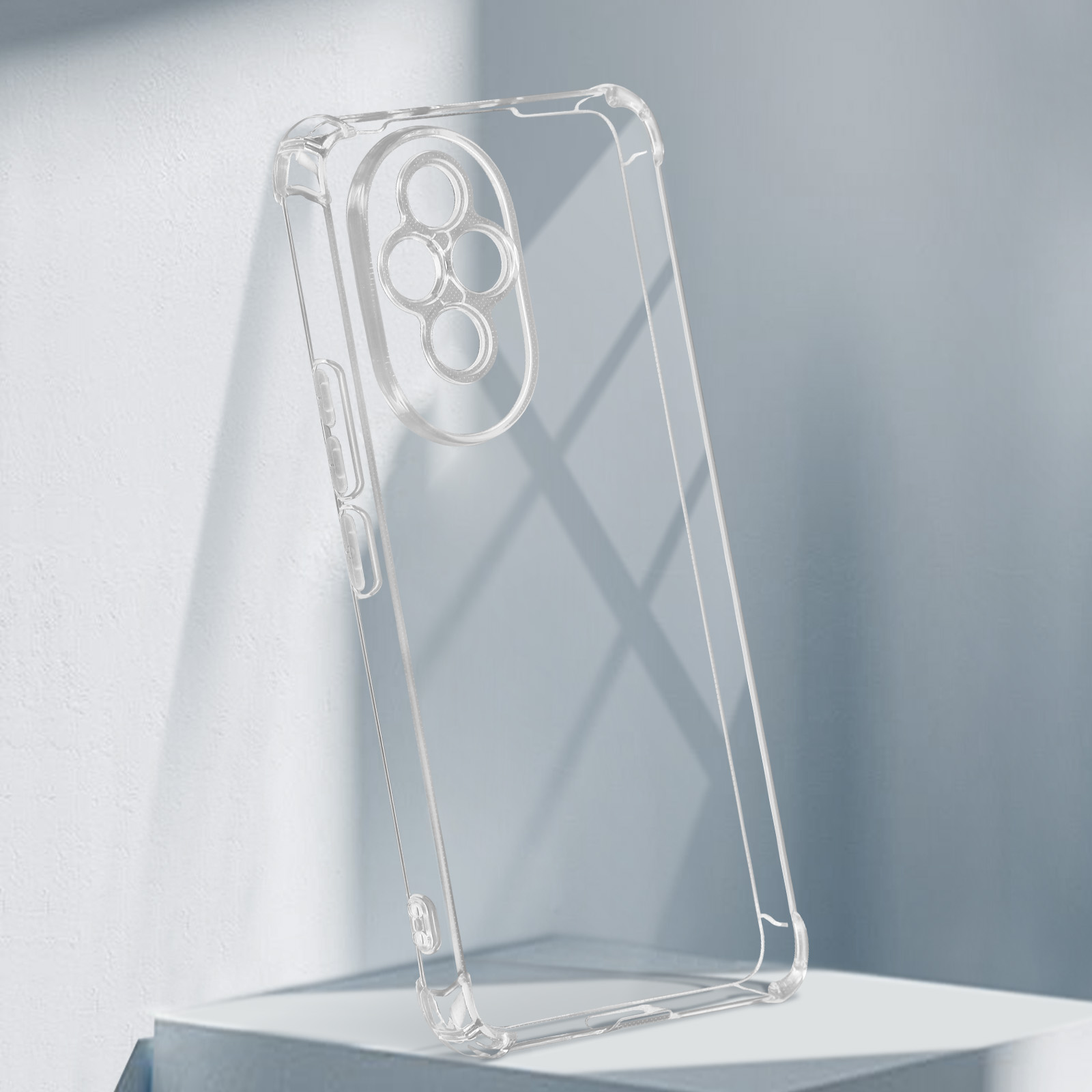 Custodia trasparente per telefono appoggiata su una superficie azzurra. La custodia ha ritagli per la fotocamera.