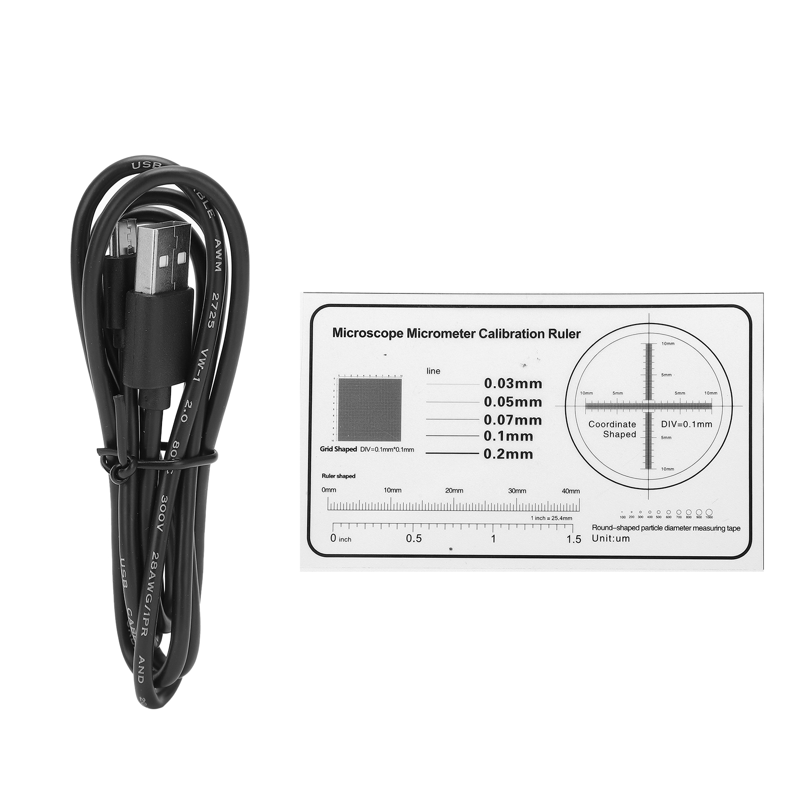 Schwarzes USB-Kabel und ein Kalibrierlineal für ein Mikroskop mit Linien und Messungen.