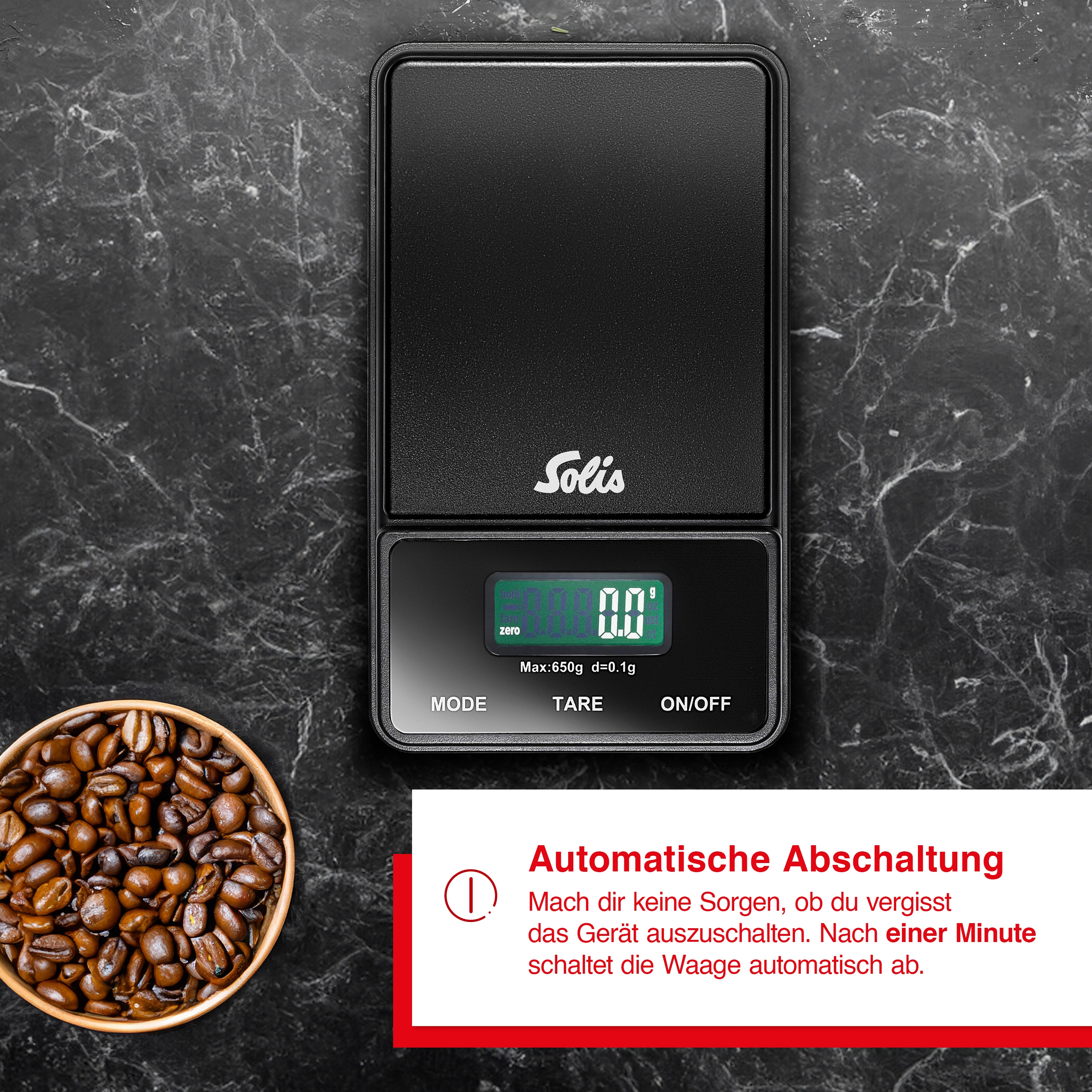 Schwarze Digitalwaage mit einer Schale Kaffeebohnen daneben. Schwarzer Marmorhintergrund.
