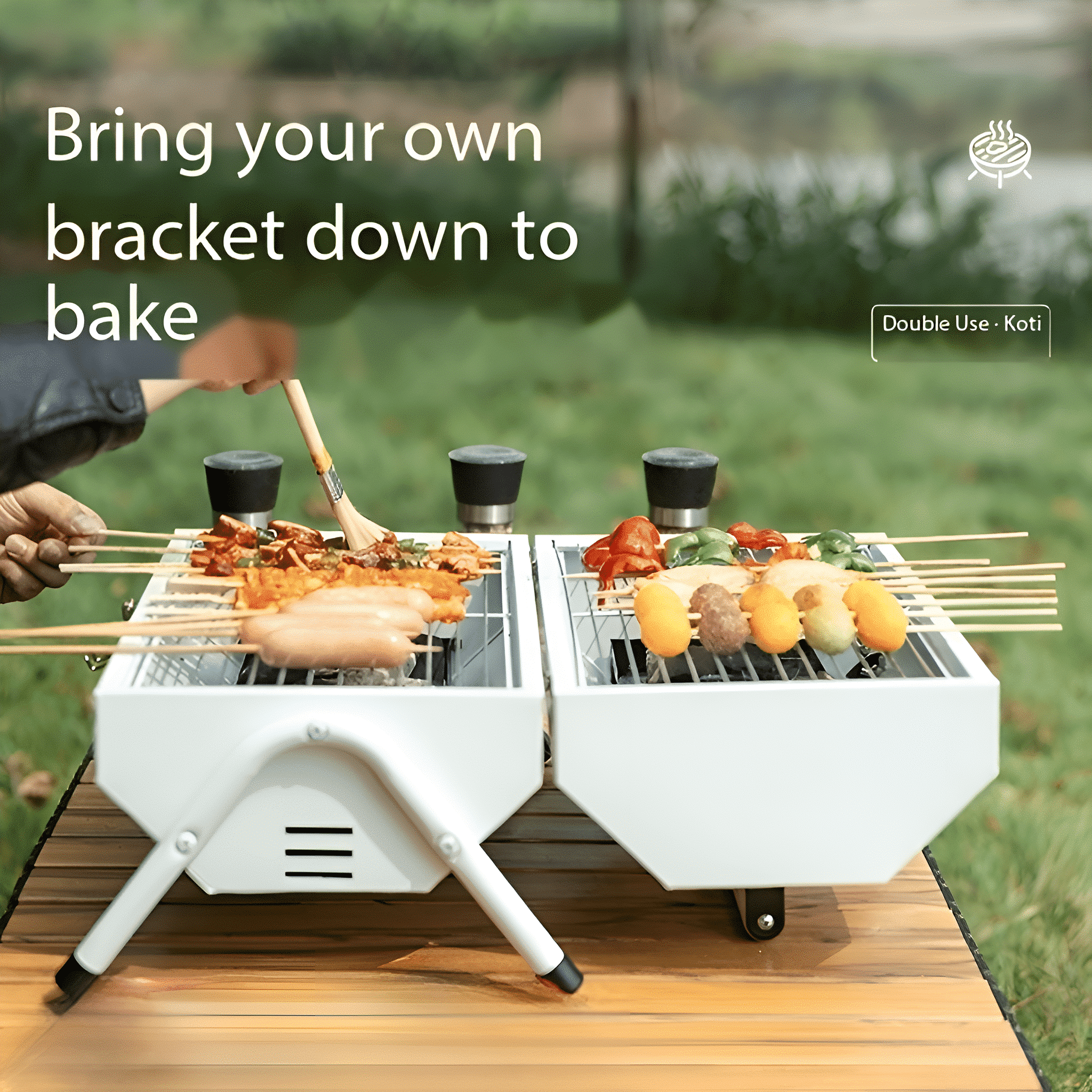 Ein tragbarer Grill mit Spießen mit Essen, das gekocht wird. Eine Person pinselt Soße auf das Essen.