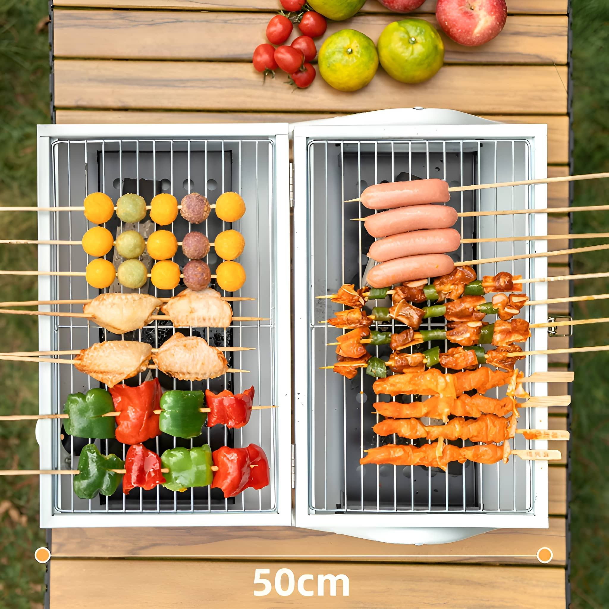 Ein tragbarer Grill mit Spießen mit Essen auf einem Holztisch, umgeben von Obst und Gemüse.