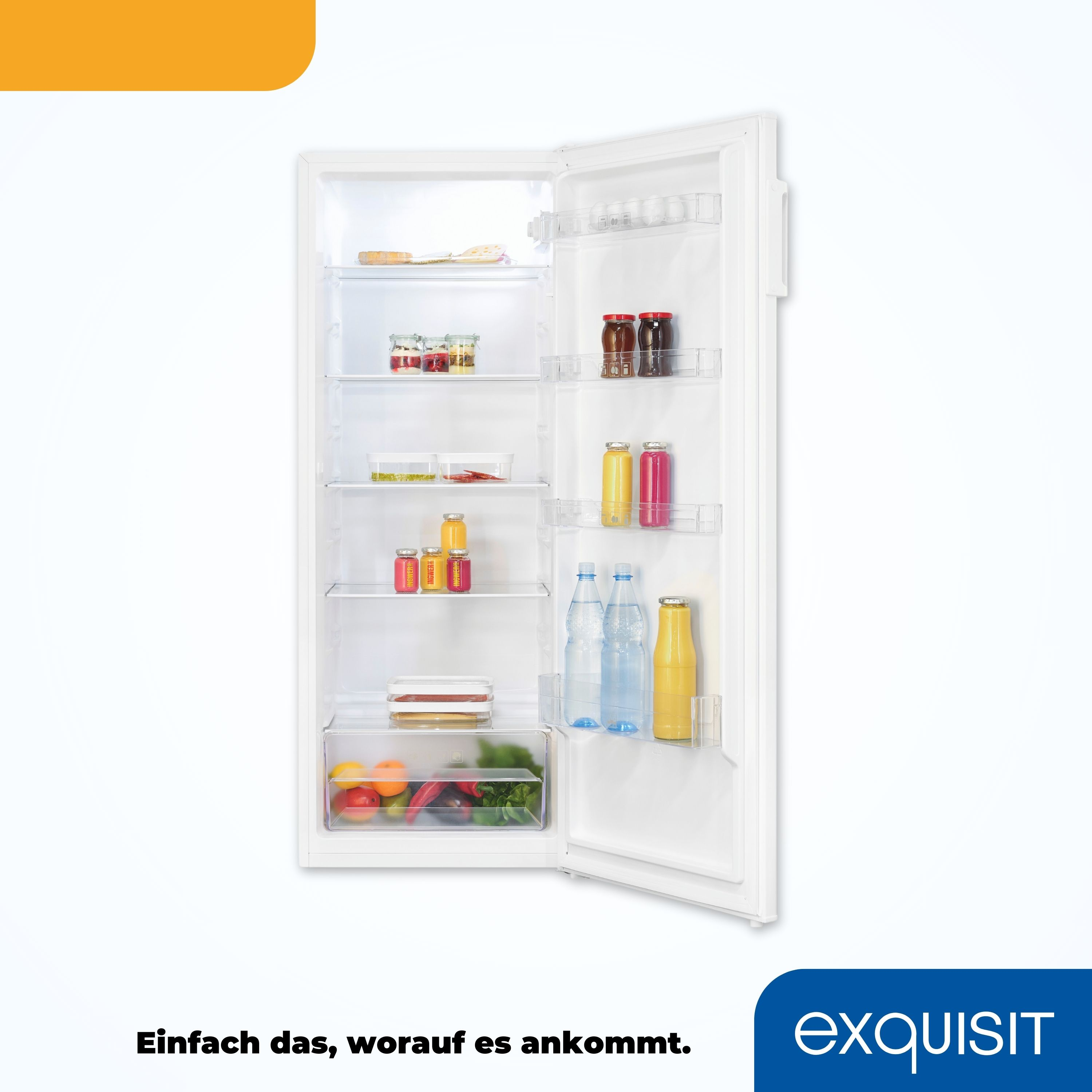 Weißer Kühlschrank mit offener Tür, Regale mit Lebensmitteln. Schlichtes Design.