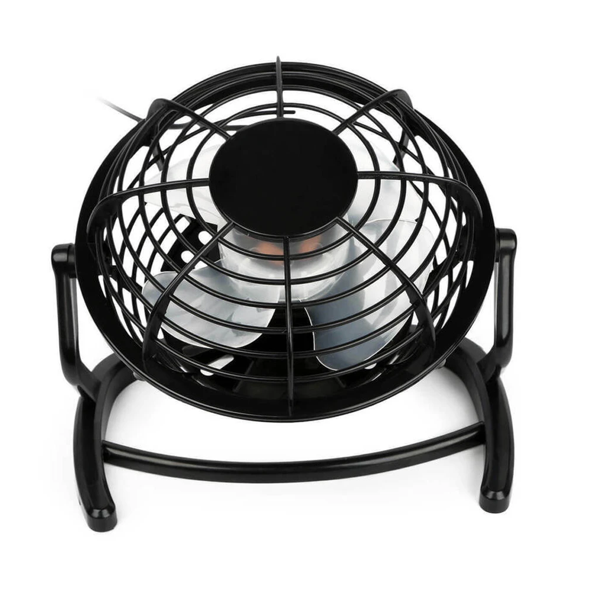 Schwarzer Schreibtischventilator mit Schutzgitter und Flügeln, vor weißem Hintergrund.