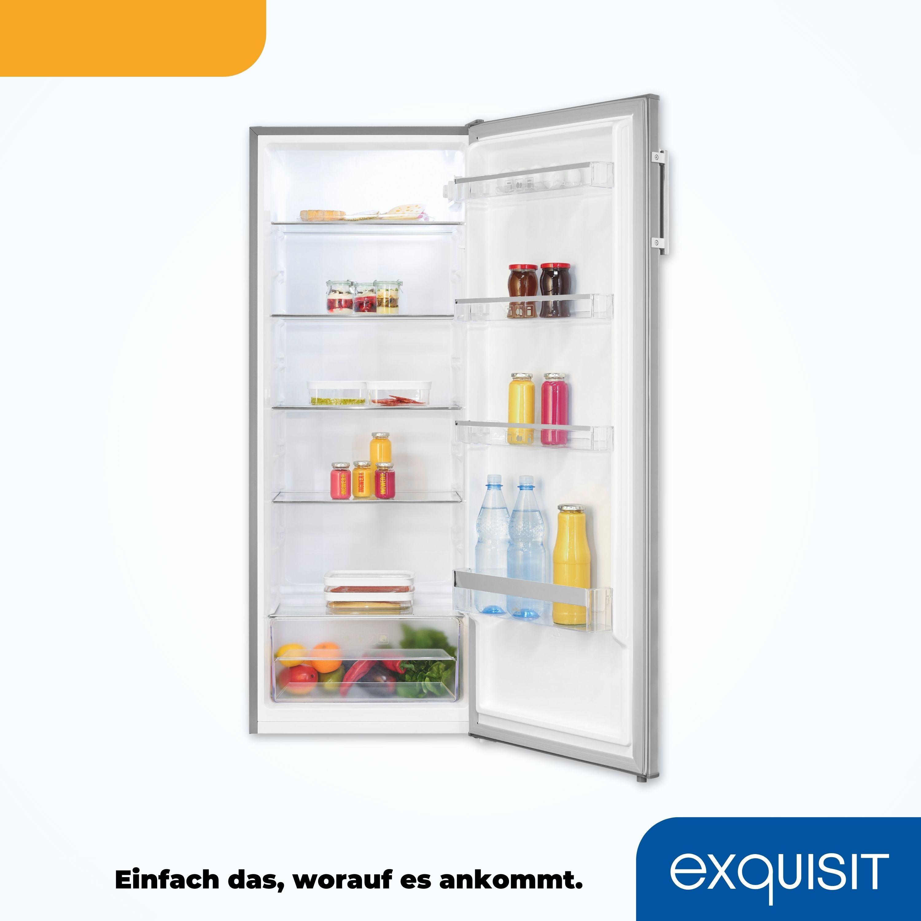 Ein geöffneter Kühlschrank mit Regalen voller Speisen und Getränke. Der Kühlschrank steht vor einem weißen Hintergrund.