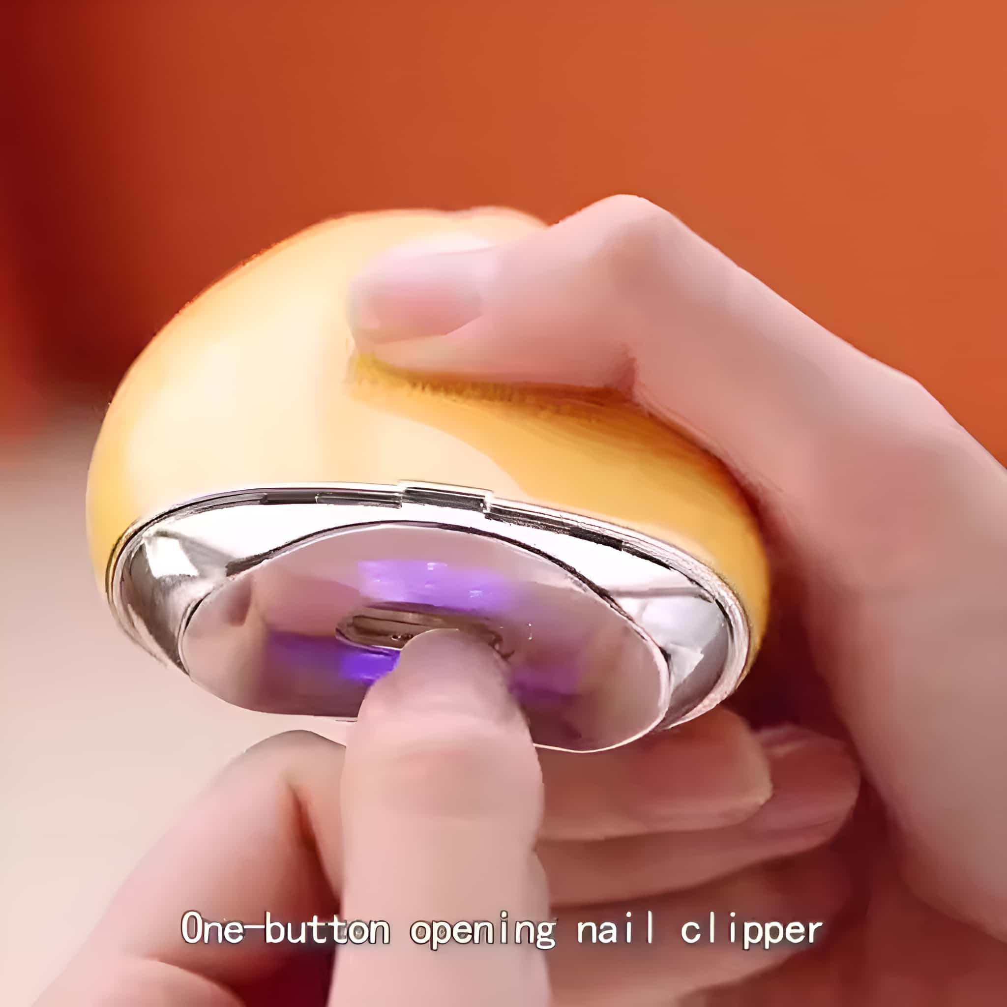 Ein gelber Nagelknipser mit einem Finger, der einen Knopf drückt, leuchtendes Licht.