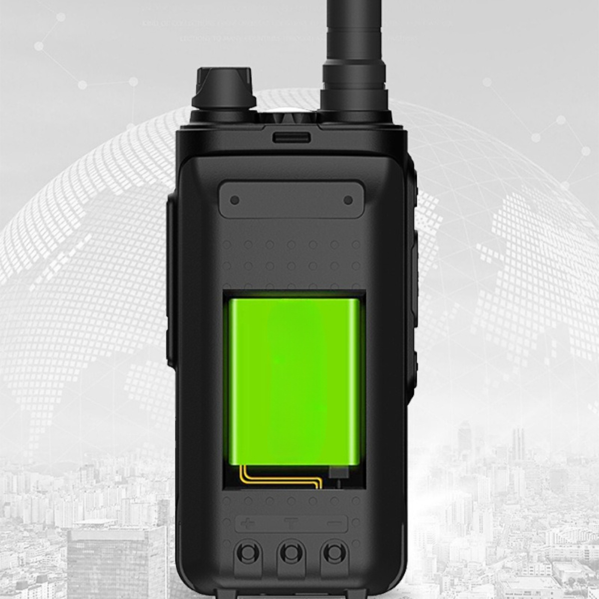 Schwarzes Funkgerät mit grünem Batteriefach. Der Akku leuchtet.