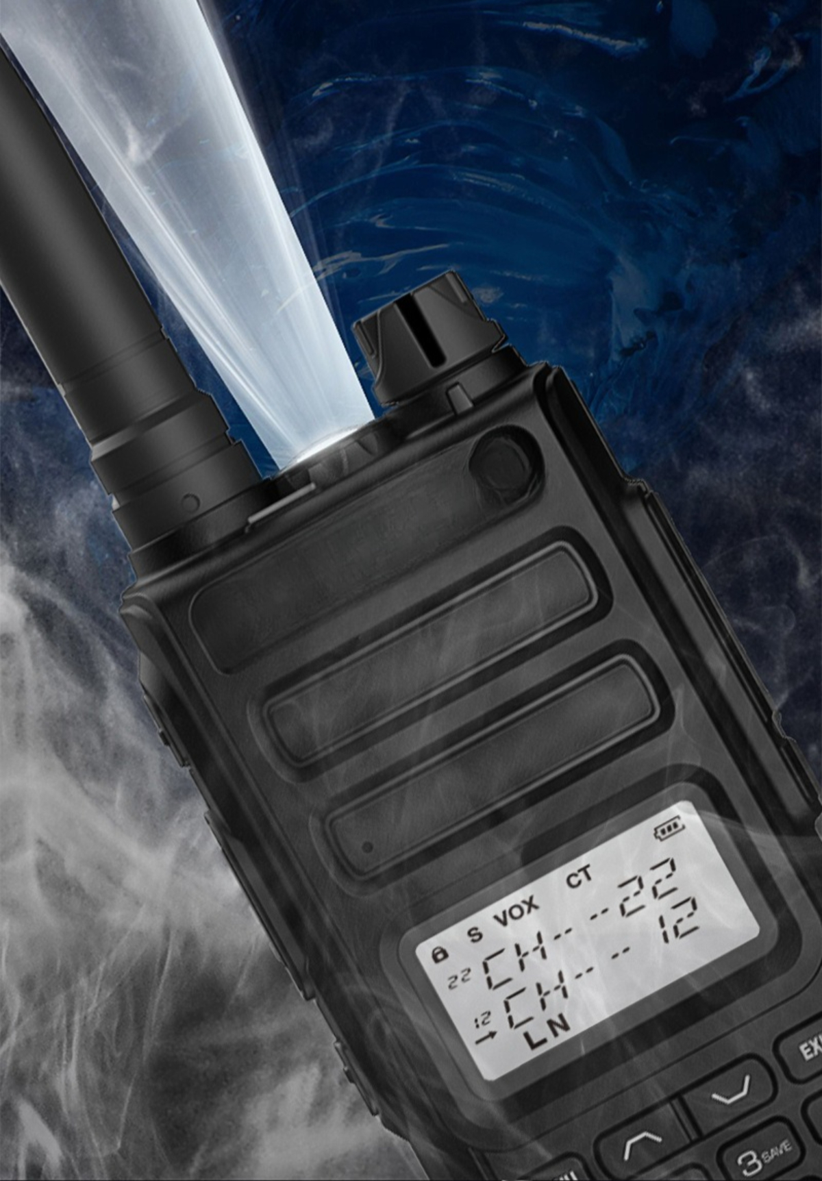 Schwarzes Walkie-Talkie mit Bildschirm und Tasten. Weißes Licht scheint von oben.