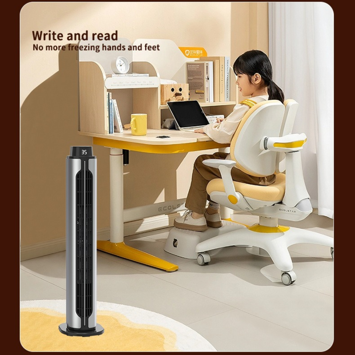 Ein Mädchen sitzt an einem Schreibtisch mit Computer, in der Nähe eines Turmventilators, schreibt und liest.