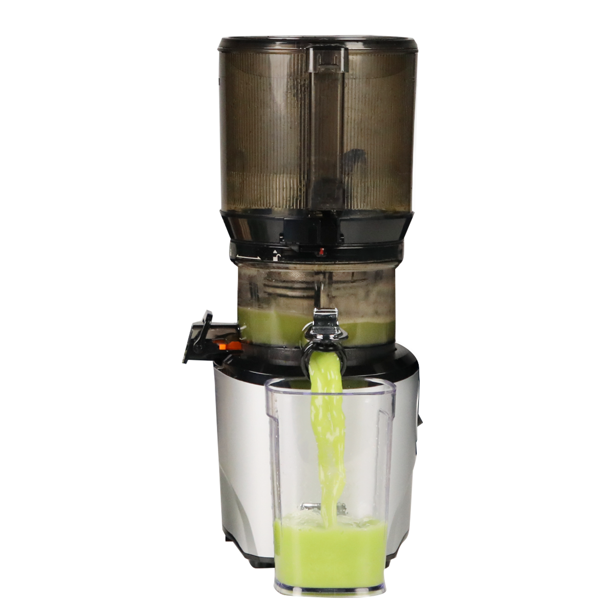 Una licuadora vertiendo jugo verde en un vaso transparente. La máquina es negra y plateada.