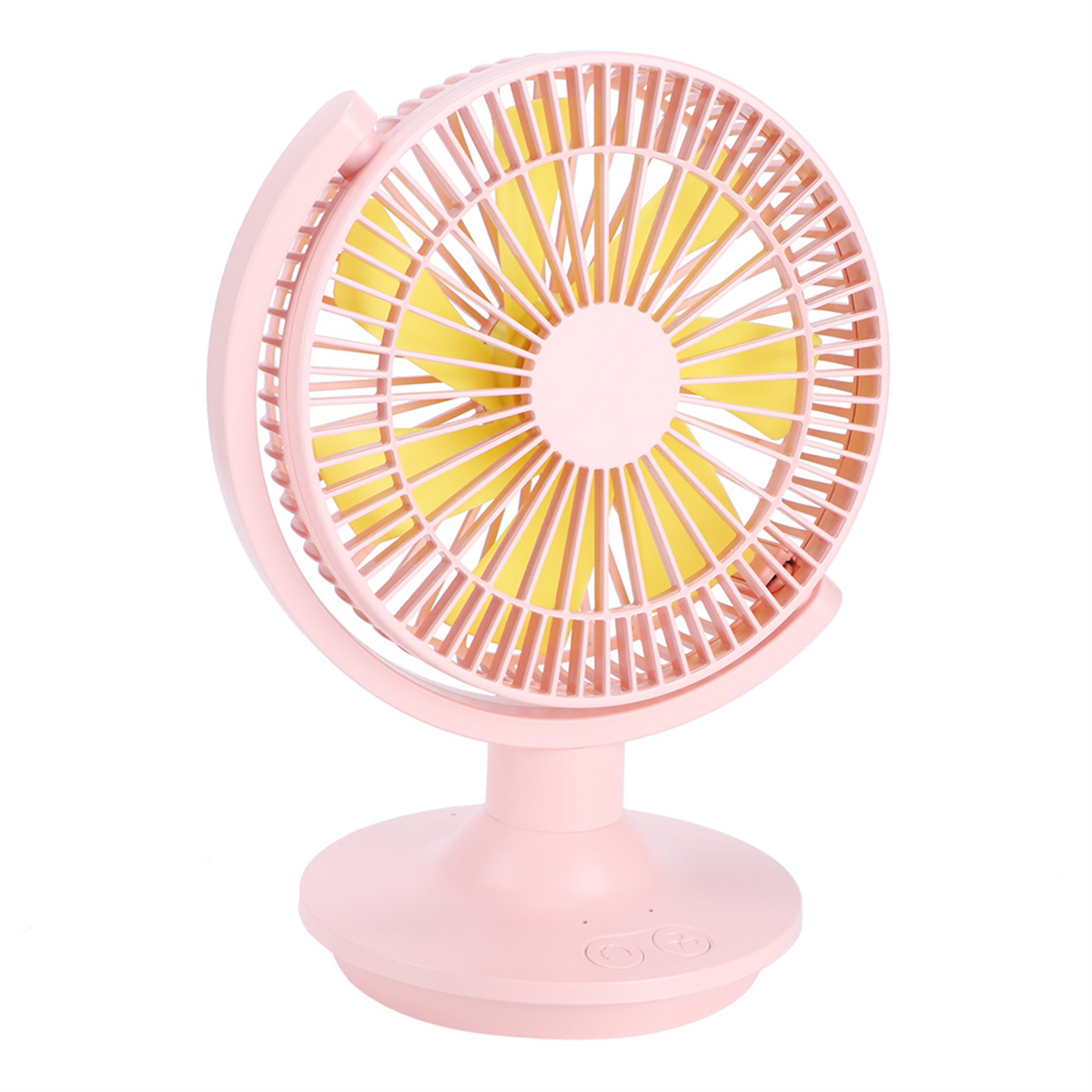 Rosa Schreibtischventilator mit gelben Flügeln. Hintergrund: Weiße Oberfläche.