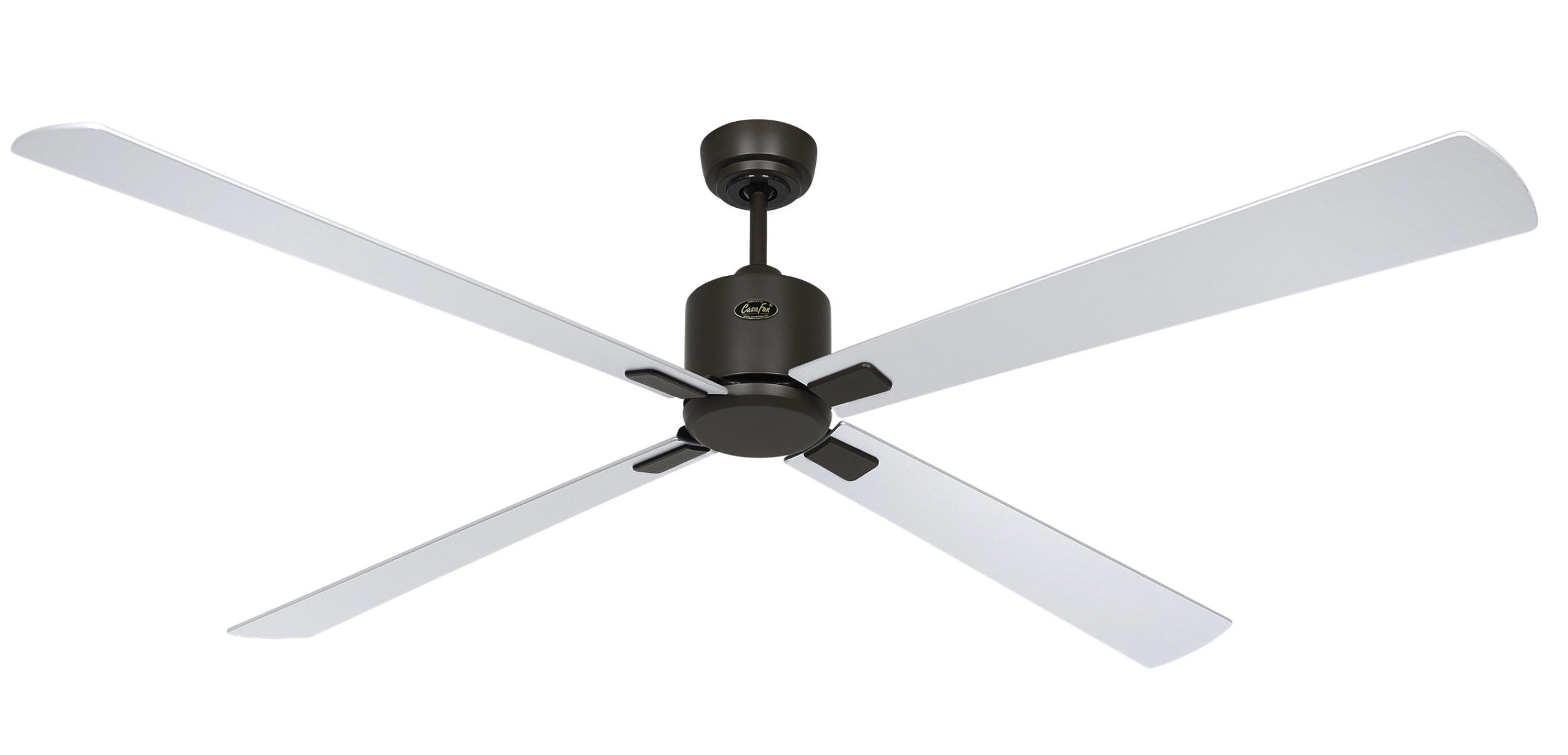 Un ventilatore a soffitto a quattro pale, pale bianche e motore marrone.
