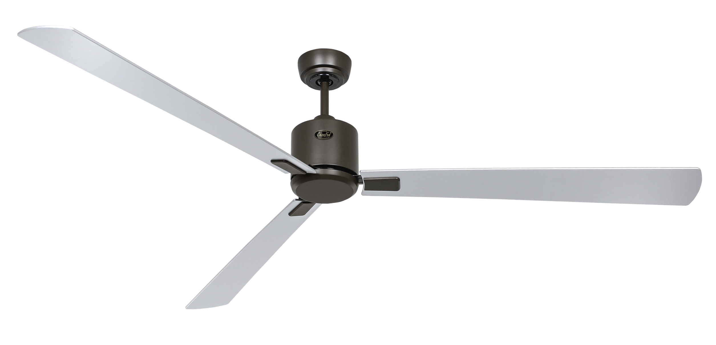 Un ventilatore da soffitto marrone con tre pale bianche, sfondo bianco.