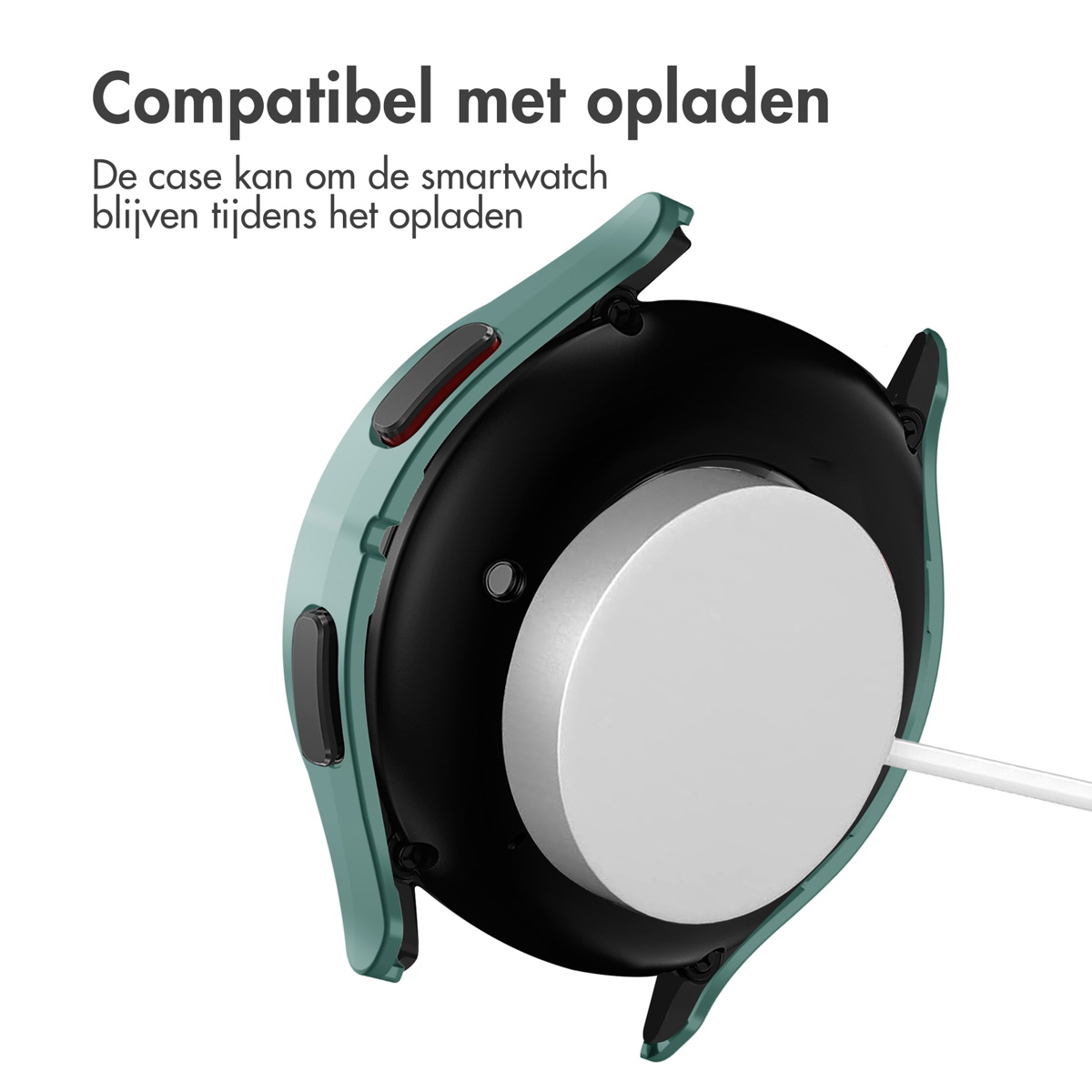 Een smartwatch zit in een groene beschermhoes, aangesloten op een oplader. De hoes is gedeeltelijk open.