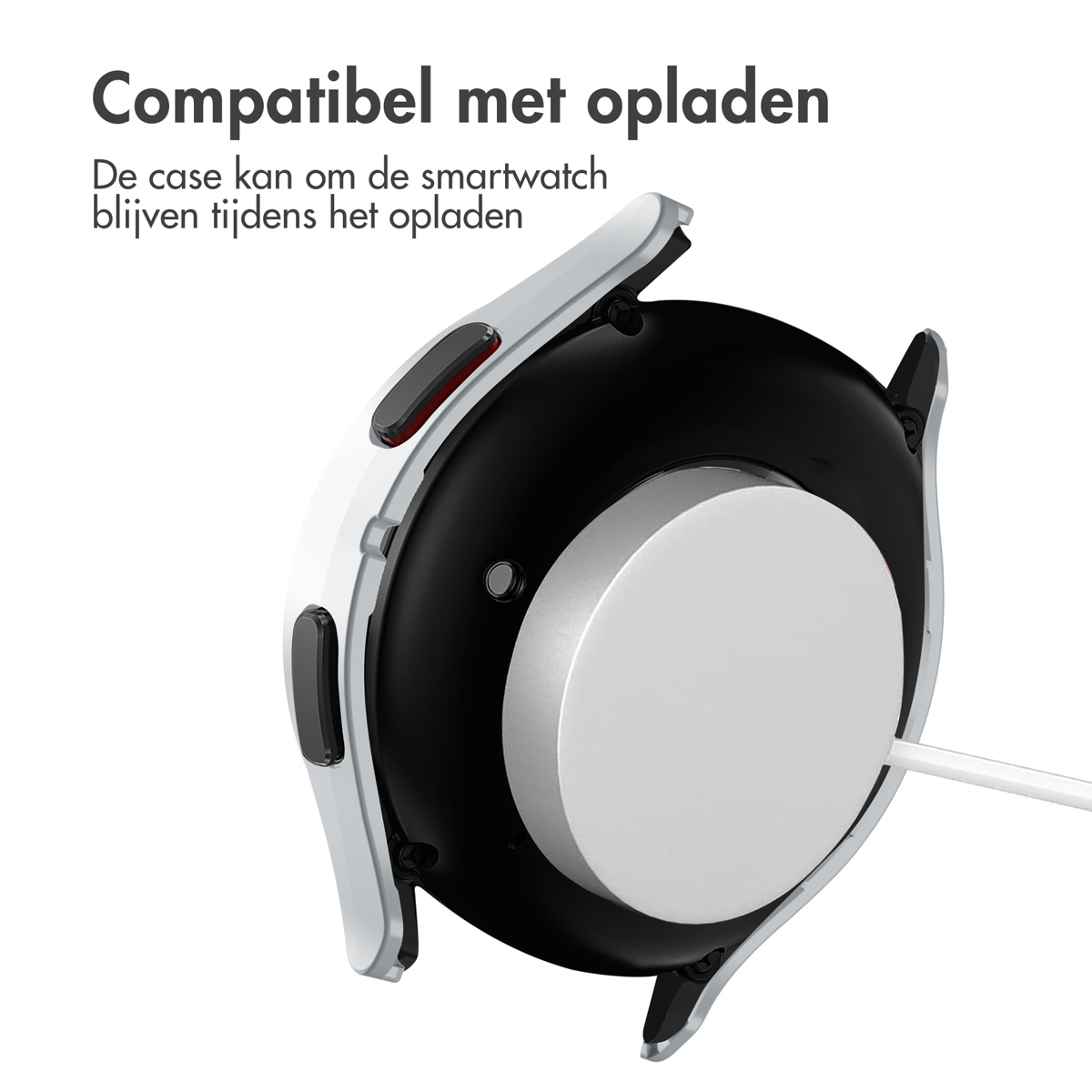 Een smartwatch in een witte hoes met oplader op een wit oppervlak.