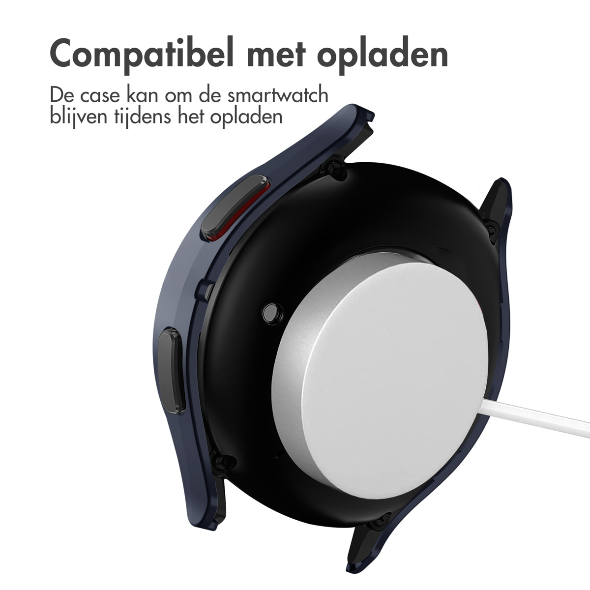 Zwarte smartwatch in blauwe hoes op een witte oplaadpad. De hoes heeft rode knoppen en is aangesloten op een kabel.