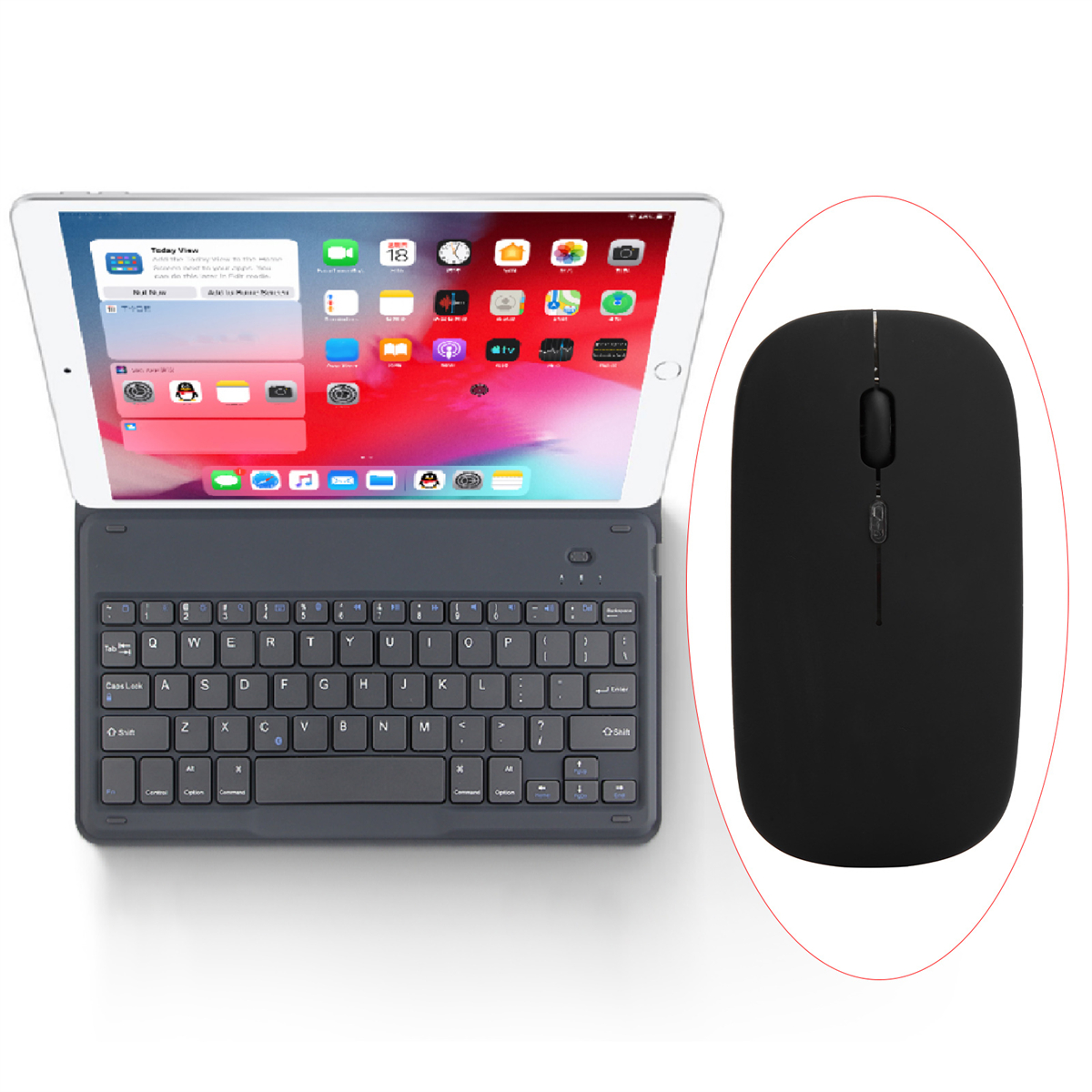 Eine schwarze Maus liegt neben einem iPad mit angeschlossener Tastatur. Das iPad zeigt eine App-Oberfläche an.