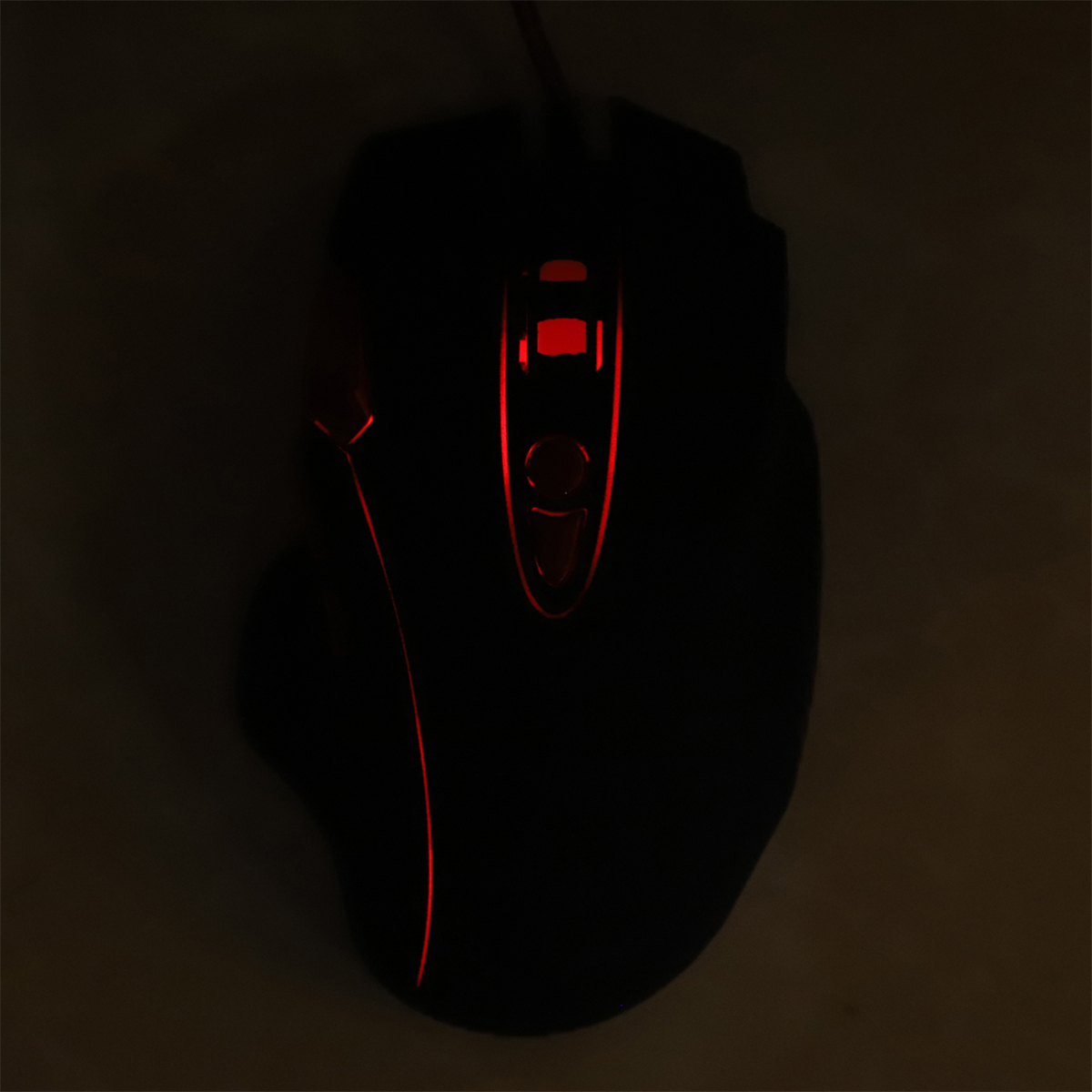 Schwarze Gaming-Maus mit roten Lichtern. Die Lichter beleuchten die Maustasten und die Kanten.