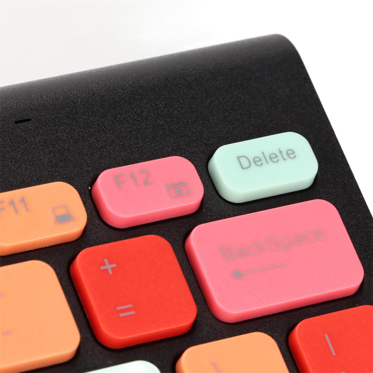 Nahaufnahme einer Tastatur mit bunten Tasten, einschließlich Löschen und Rücktaste.