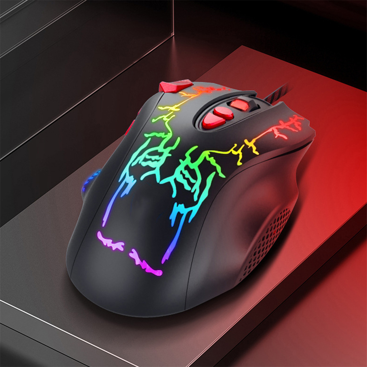 Schwarze Gaming-Maus mit bunten Lichtern. Sie hat rote Tasten und ein Kabel.