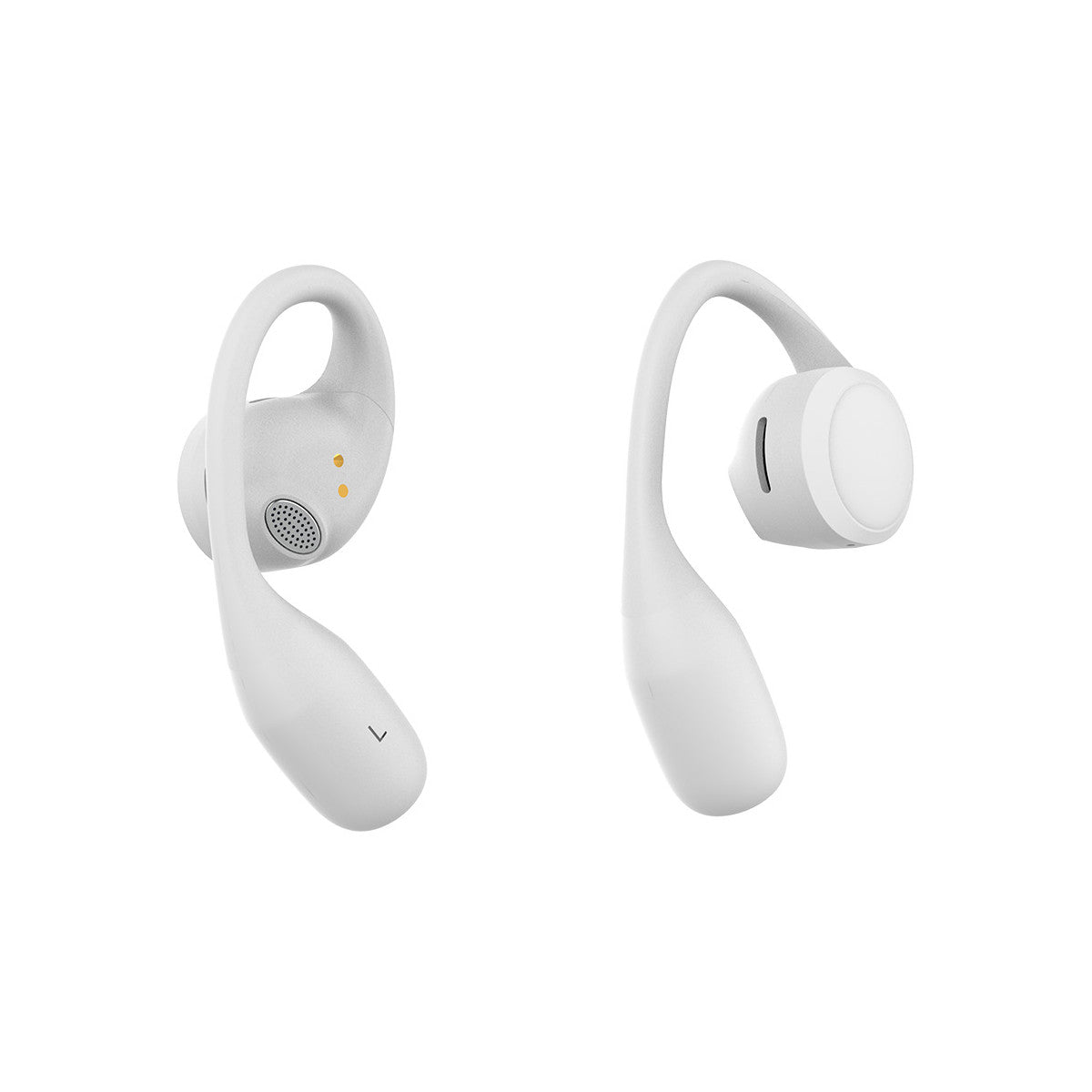 Due auricolari wireless bianchi. Ognuno ha un gancio e un altoparlante. Sfondo bianco.
