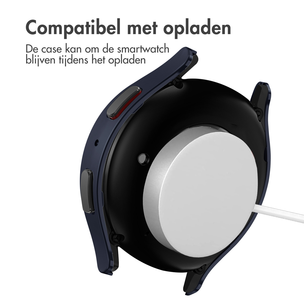 Donkerblauwe horlogekast op een zwart horloge, aangesloten op een witte oplader. Ontworpen voor opladen.