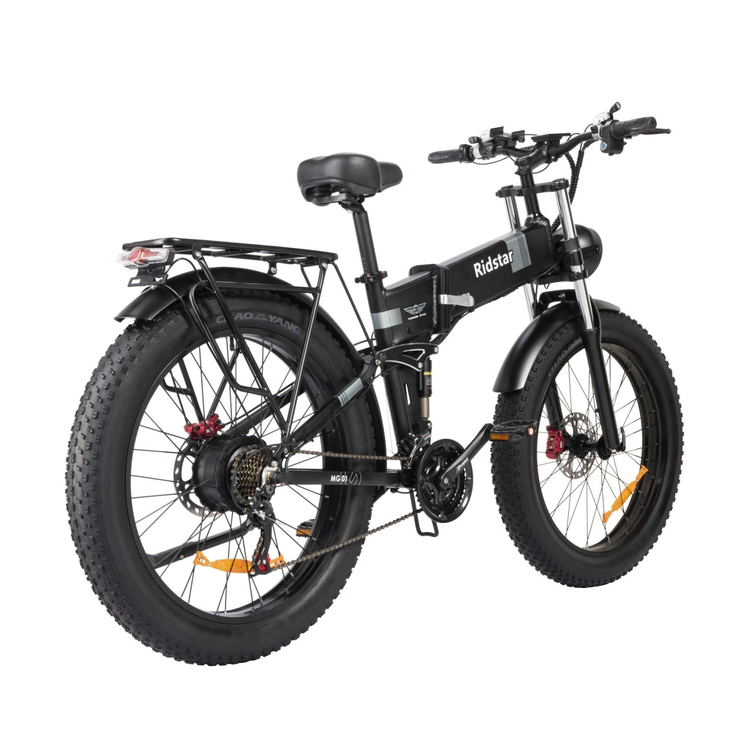 Schwarzes Elektro-Fatbike mit großen Reifen, auf weißem Hintergrund.