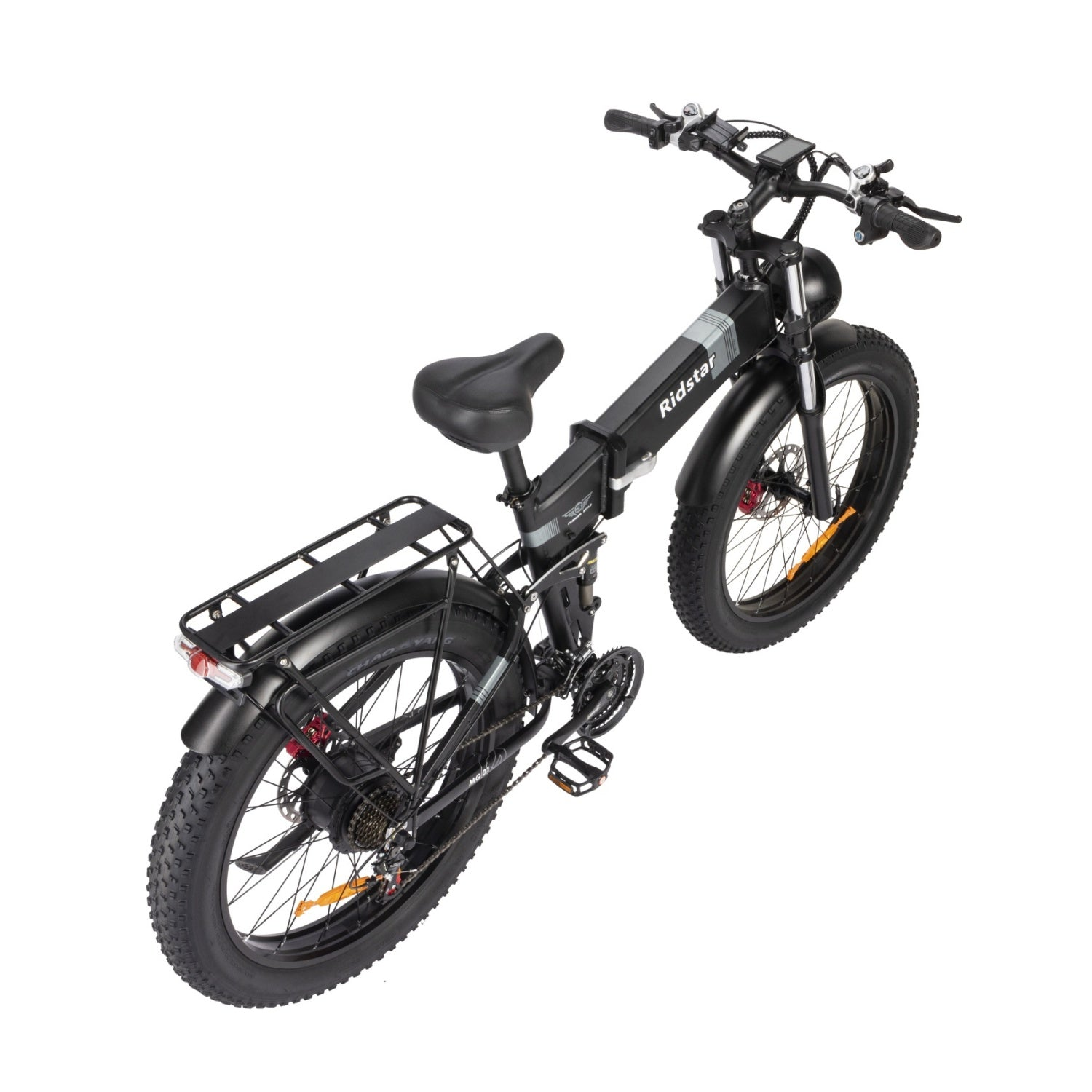 Schwarzes Elektrofahrrad mit breiten Reifen, Gepäckträger und schwarzem Sitz, von oben gesehen.