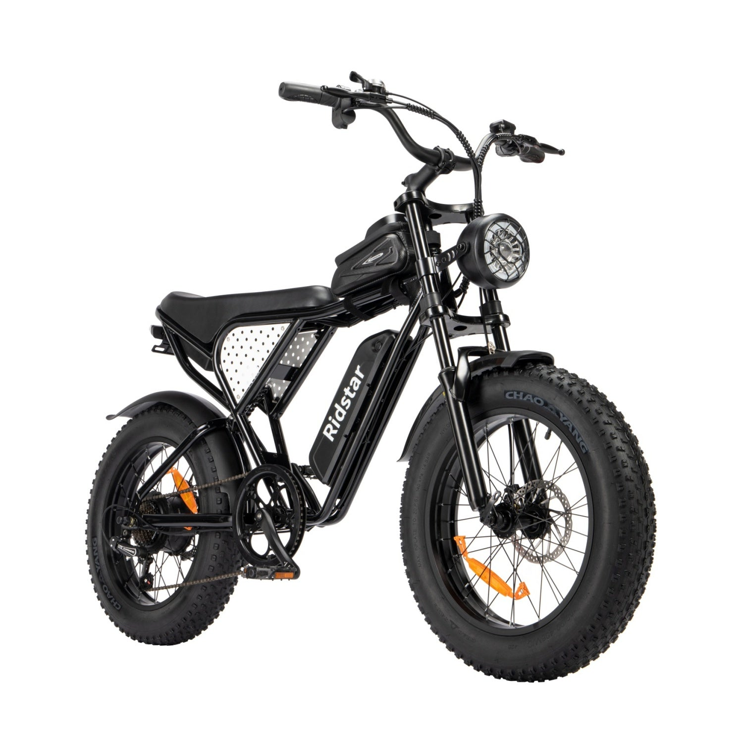 Ein schwarzes Elektrofahrrad mit Scheinwerfer, auf weißem Hintergrund.