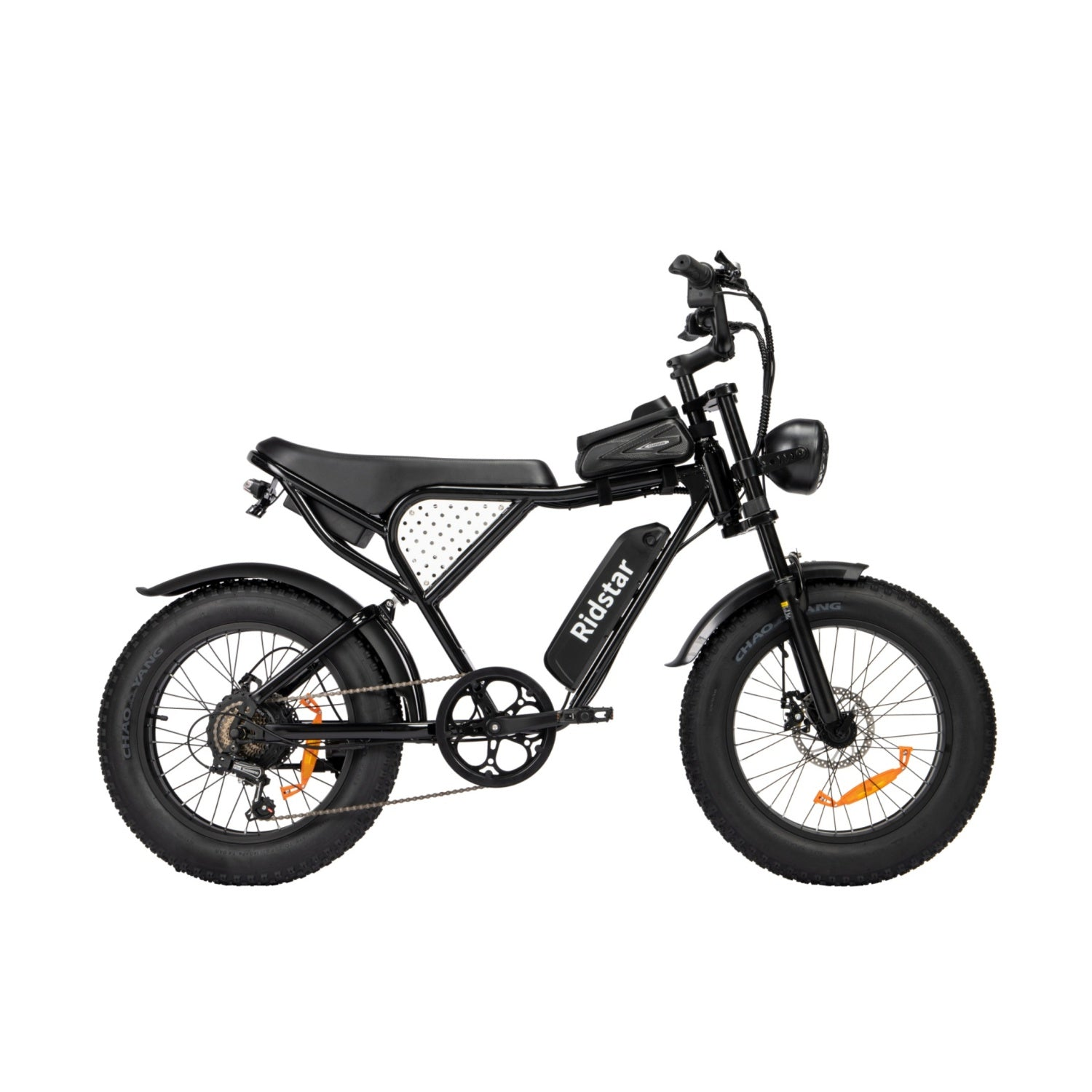 Schwarzes Elektrofahrrad mit breiten Reifen. Schwarzer Rahmen, Motor, Akku und Sitz. Weißer Hintergrund.