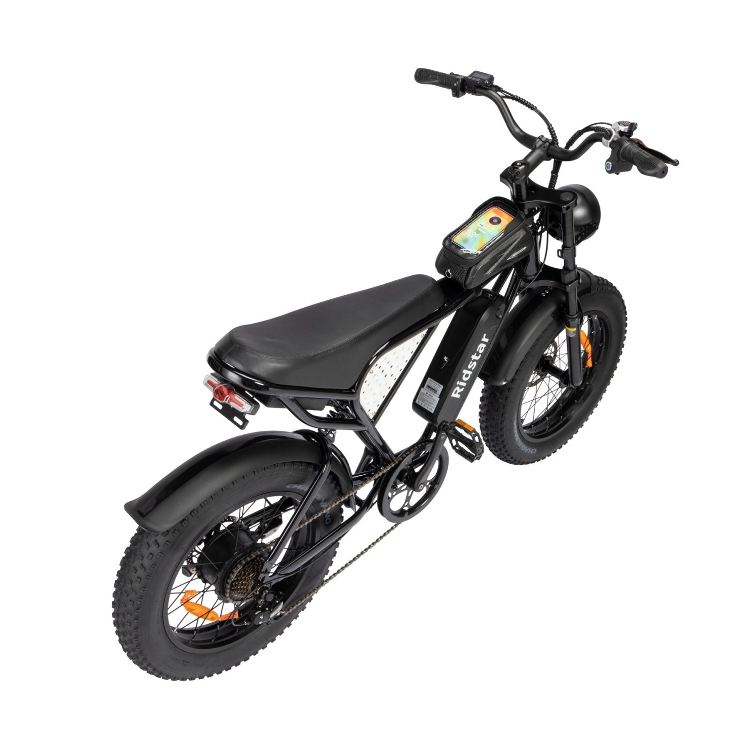 Schwarzes Elektrofahrrad mit dicken Reifen, einer Telefontasche und einem Gepäckträger. Von oben betrachtet.