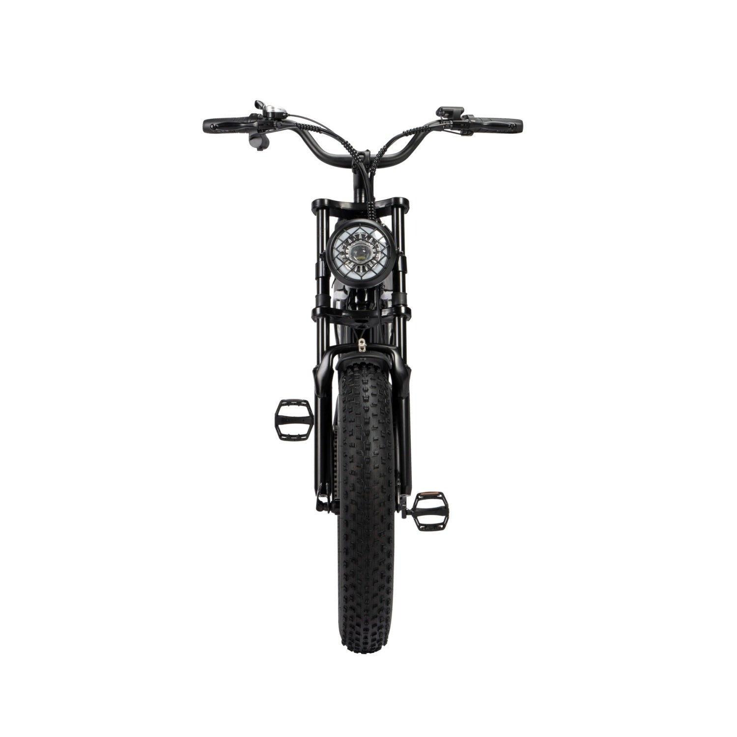 Schwarzes Elektrofahrrad, Frontansicht. Das Fahrrad hat einen Scheinwerfer und breite schwarze Reifen.