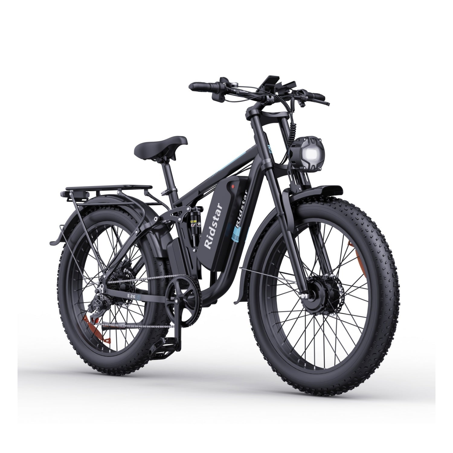 Schwarzes Elektrofahrrad auf Weiß. Hat große Reifen, einen Scheinwerfer und einen Gepäckträger.