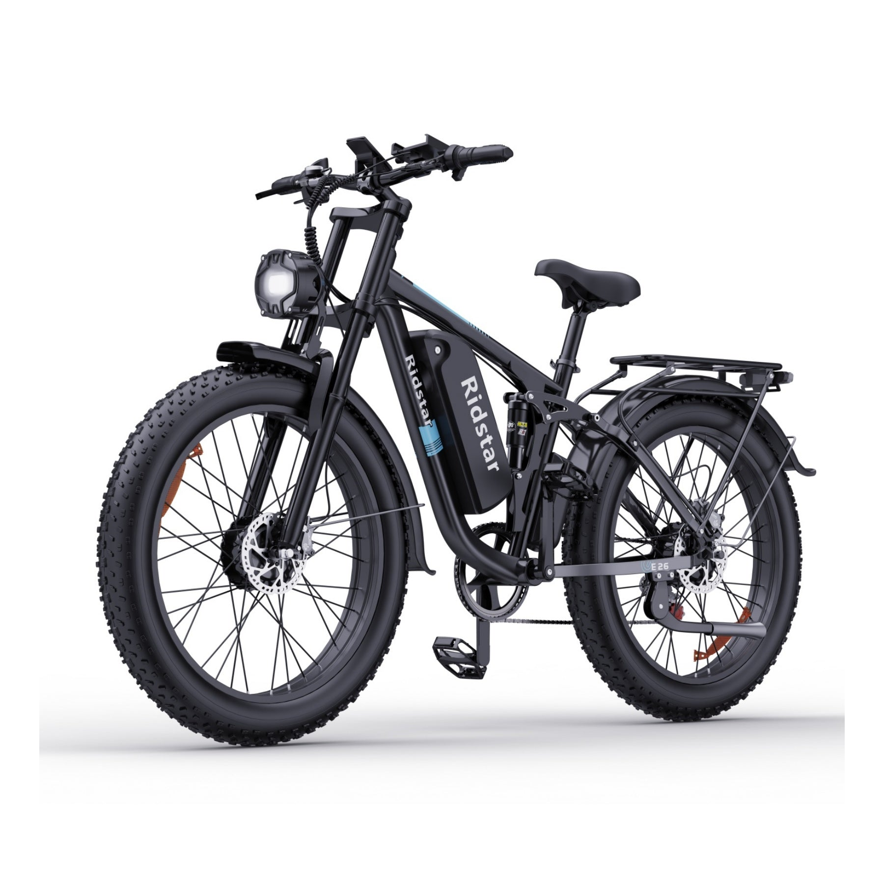 Schwarzes Elektrofahrrad mit großen Reifen. Es hat einen Scheinwerfer und einen Gepäckträger hinten.
