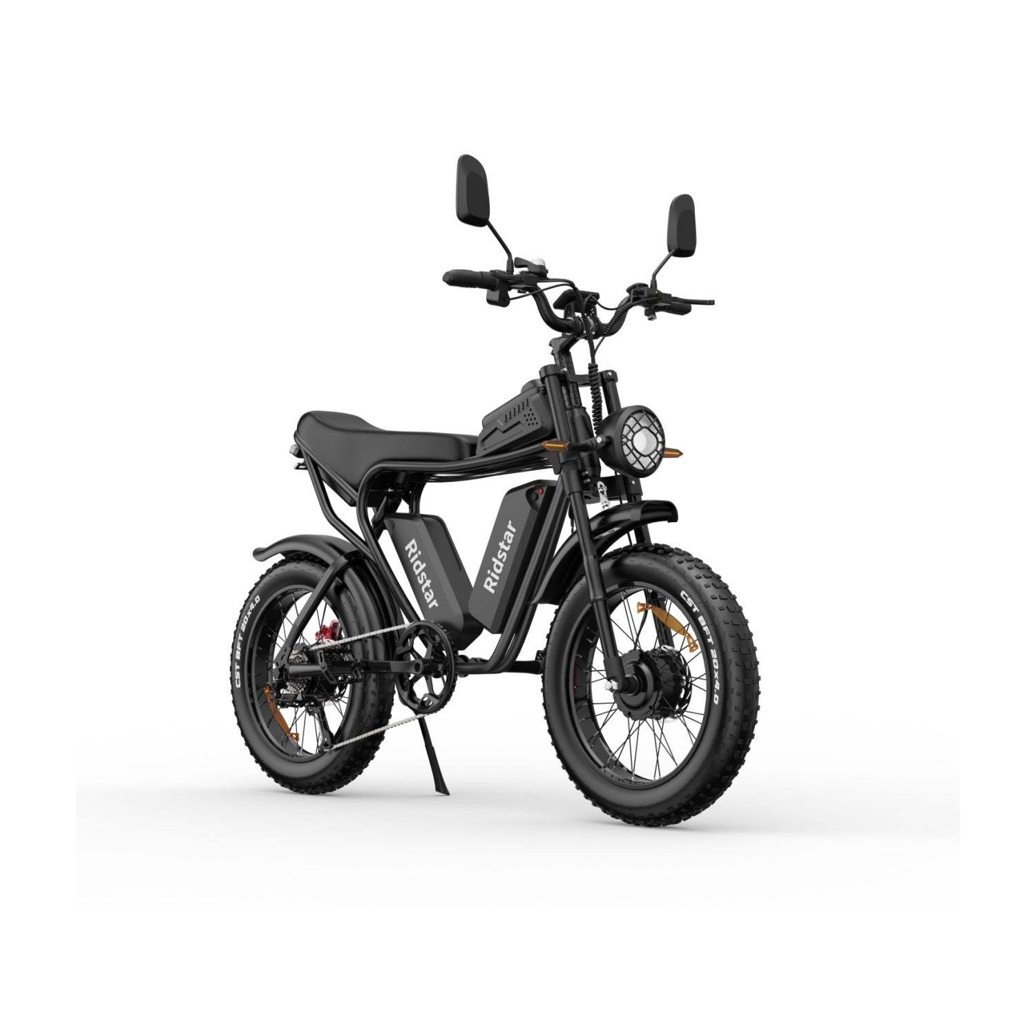 Schwarzes Elektrofahrrad mit schwarzem Sitz. Es hat große Reifen und steht auf weißem Hintergrund.