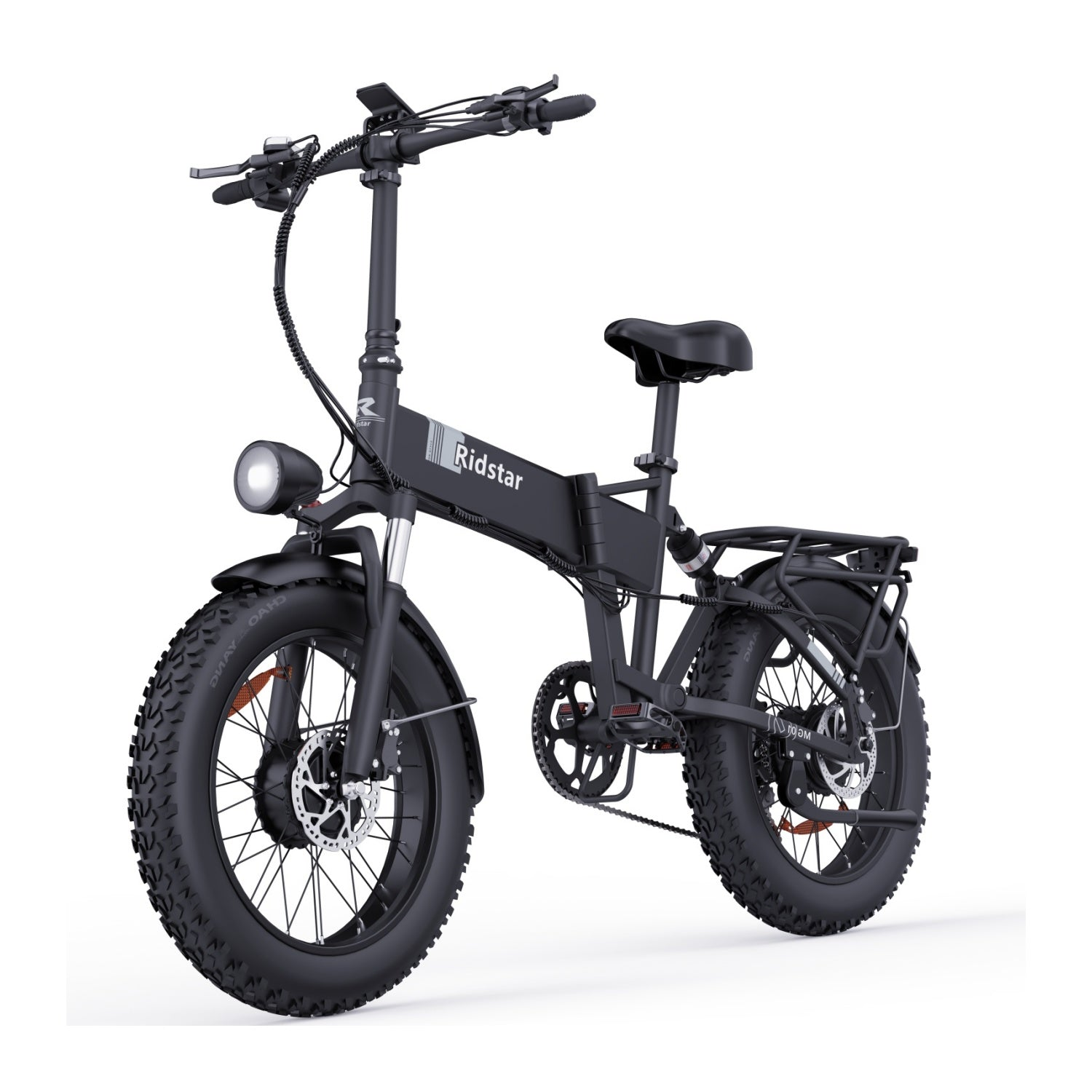 Schwarzes Elektrofahrrad mit Scheinwerfer, Gepäckträger und breiten Reifen, vor weißem Hintergrund.
