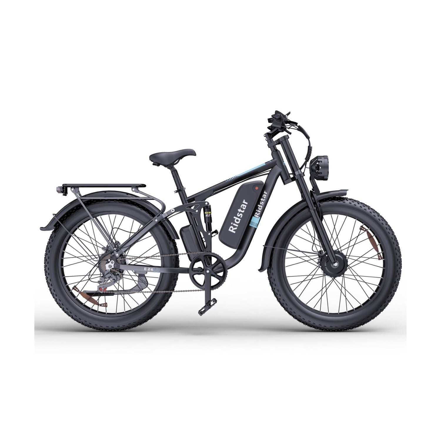 Schwarzes Elektrofahrrad auf Weiß. Es hat dicke Reifen und einen Gepäckträger. Die Marke ist Ridstar.