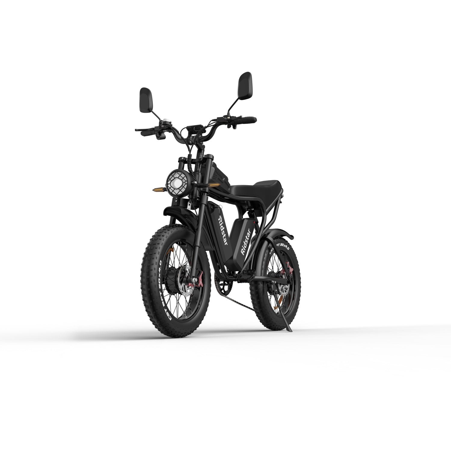 Schwarzes Elektrofahrrad auf weißem Hintergrund. Es hat große Reifen und einen Scheinwerfer.