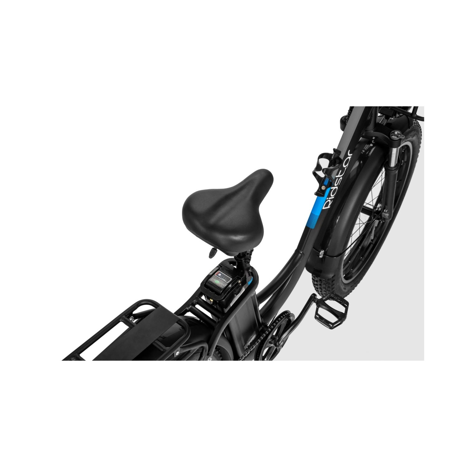 Schwarzes und blaues Elektrofahrrad. Das Fahrrad hat einen schwarzen Rahmen, Sitz und Gepäckträger. Ein Teil des Fahrrads ist sichtbar.