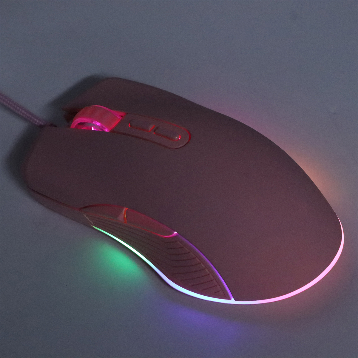 Eine rosa Gaming-Maus mit beleuchteten Kanten und Tasten, verbunden mit einem rosa Kabel.