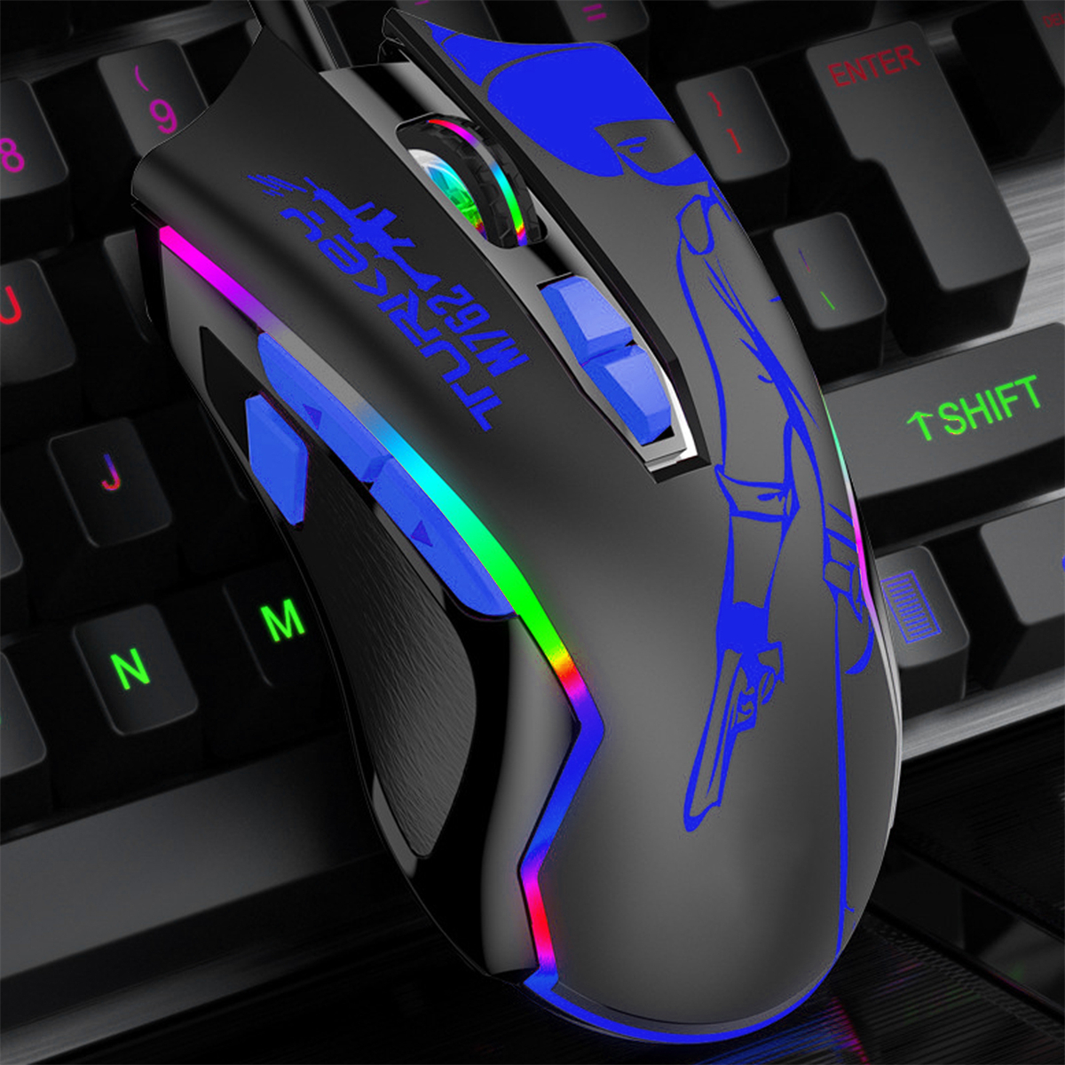 Schwarze Gaming-Maus mit blauen und Regenbogen-Akzenten auf einer Tastatur.