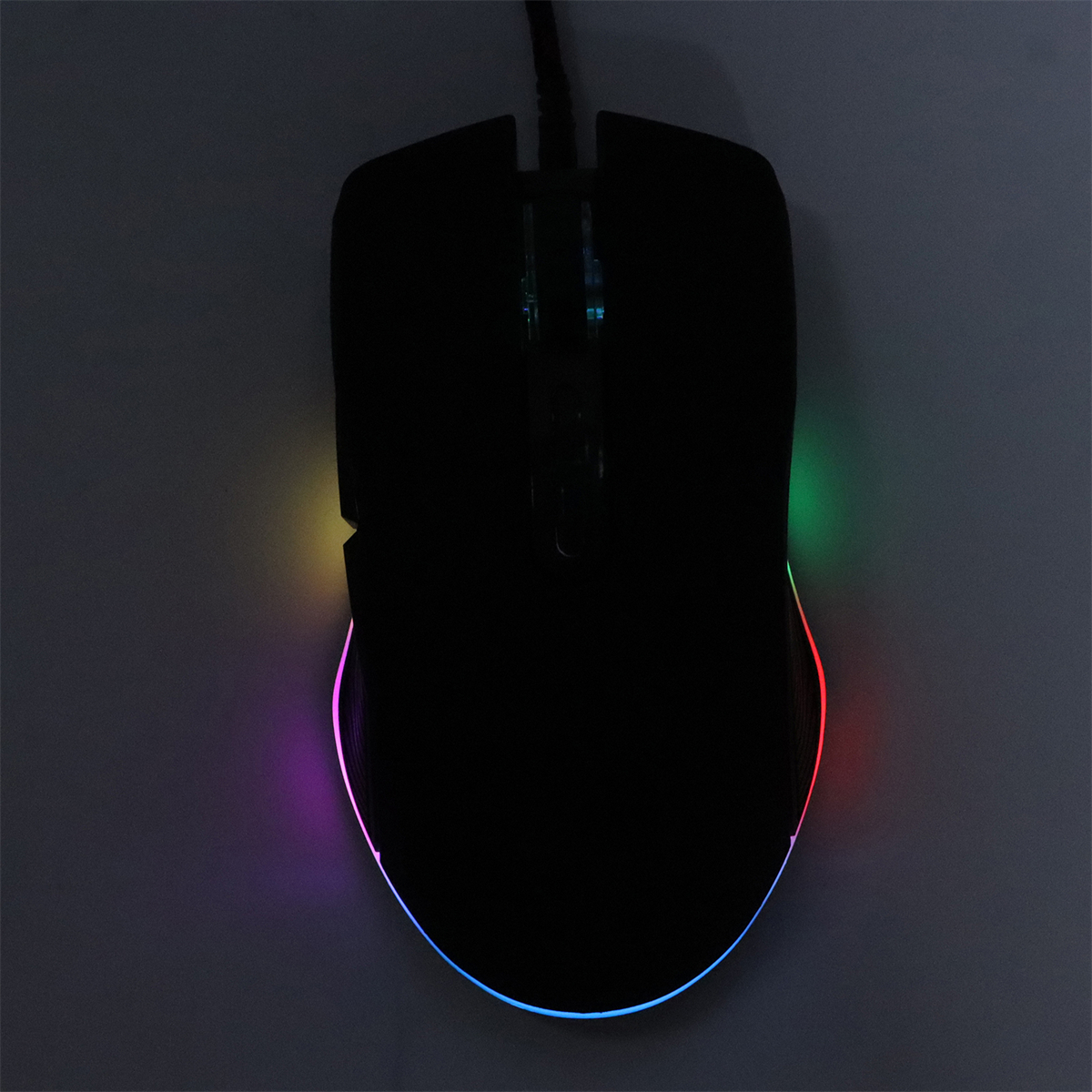Schwarze Gaming-Maus mit RGB-Beleuchtung. Die Maus liegt auf einer grauen Oberfläche.