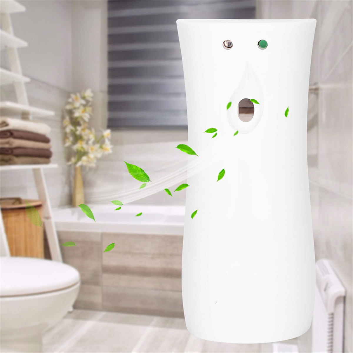 Weißer Lufterfrischer in einem Badezimmer. Grüne Blätter schweben. Im Hintergrund eine Toilette und Badewanne.