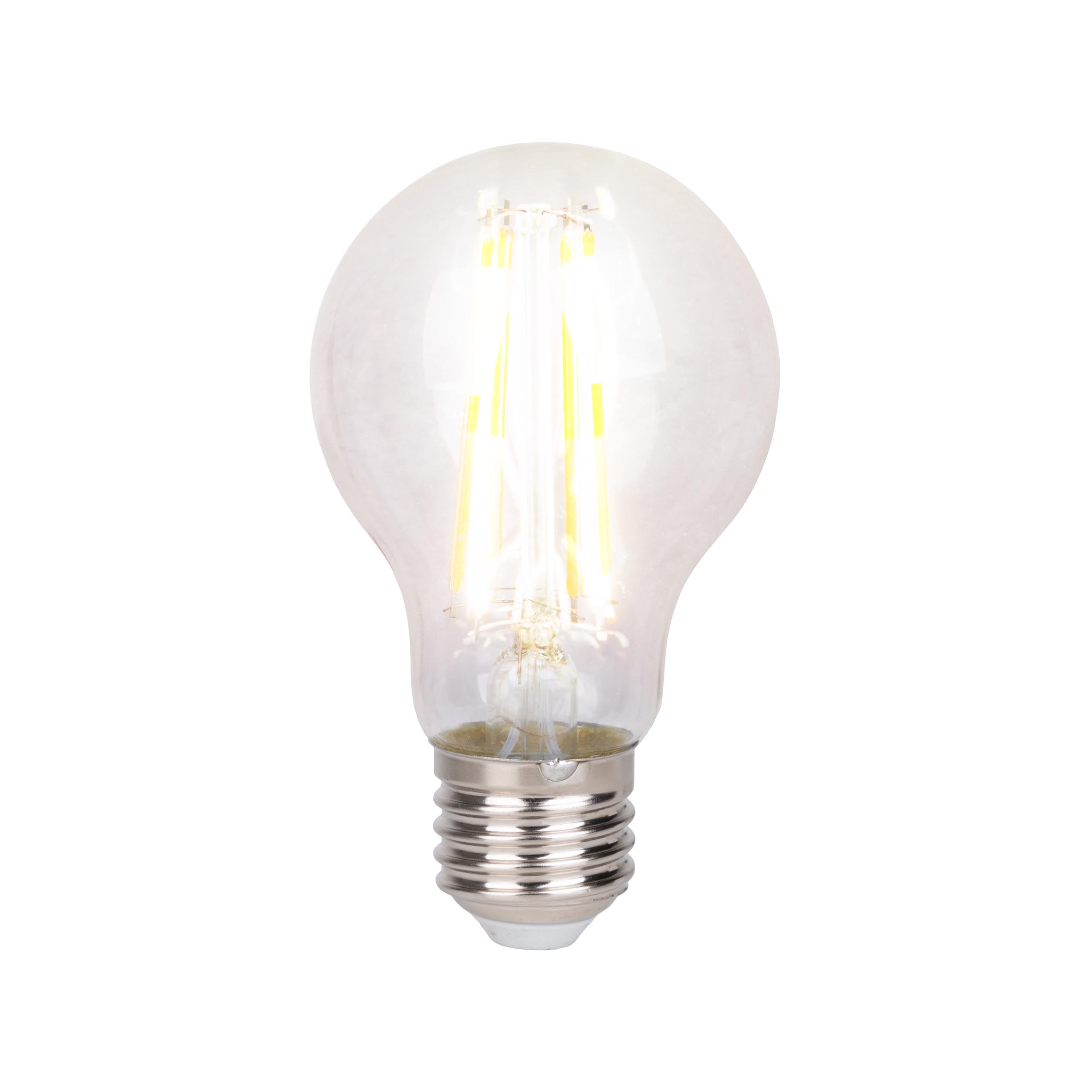 Eine klare Glühbirne mit silbernem Sockel, die mit warmem Licht leuchtet.