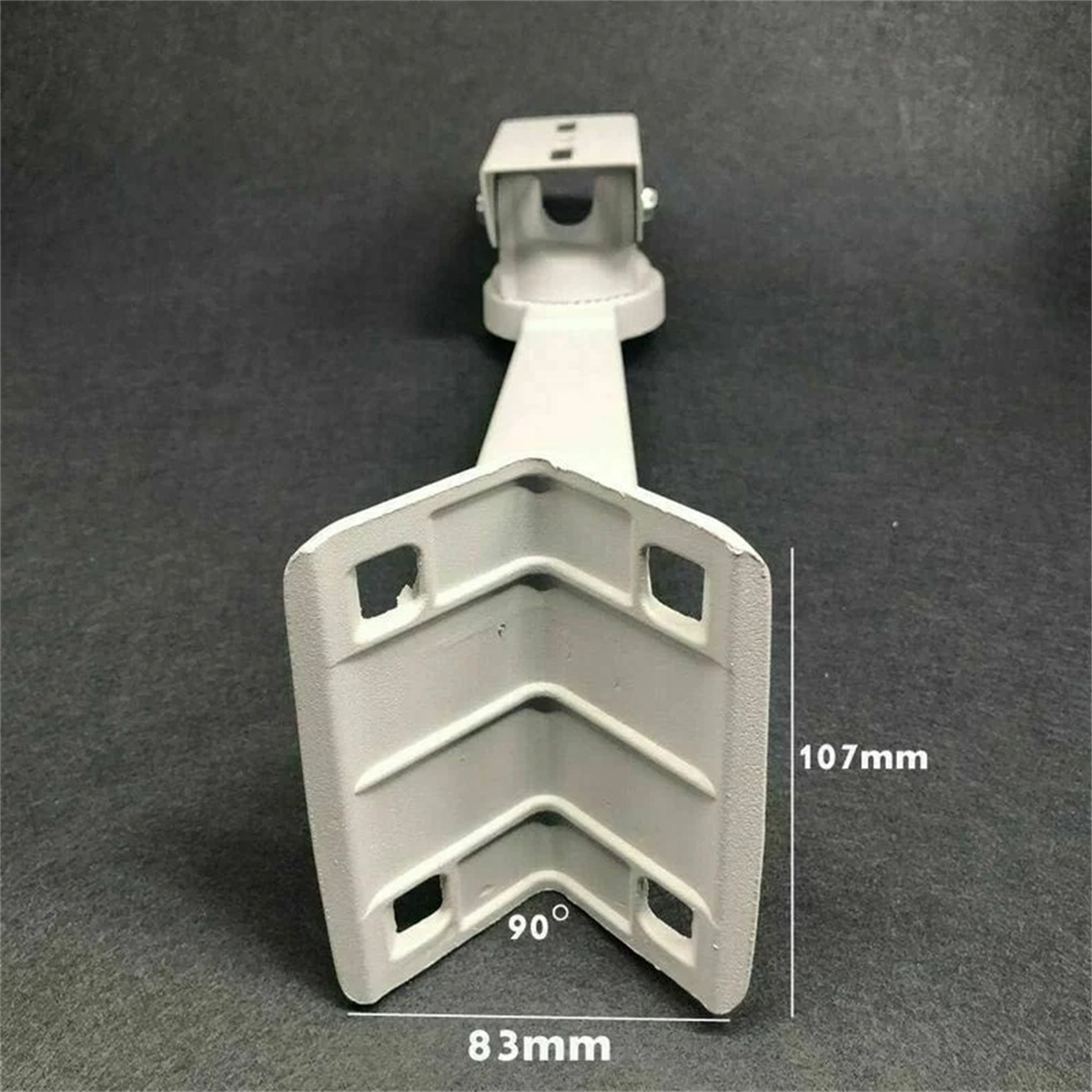 Weißer Metallwinkel mit Maßen: 83 mm breit und 107 mm hoch, 90-Grad-Winkel.
