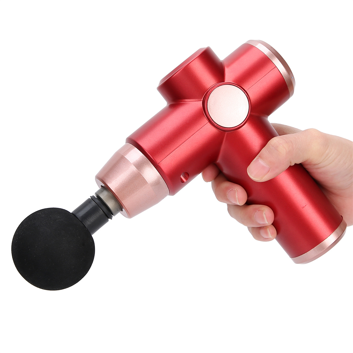 Rote Massagepistole mit schwarzem Kugelaufsatz, gehalten von einer Hand.