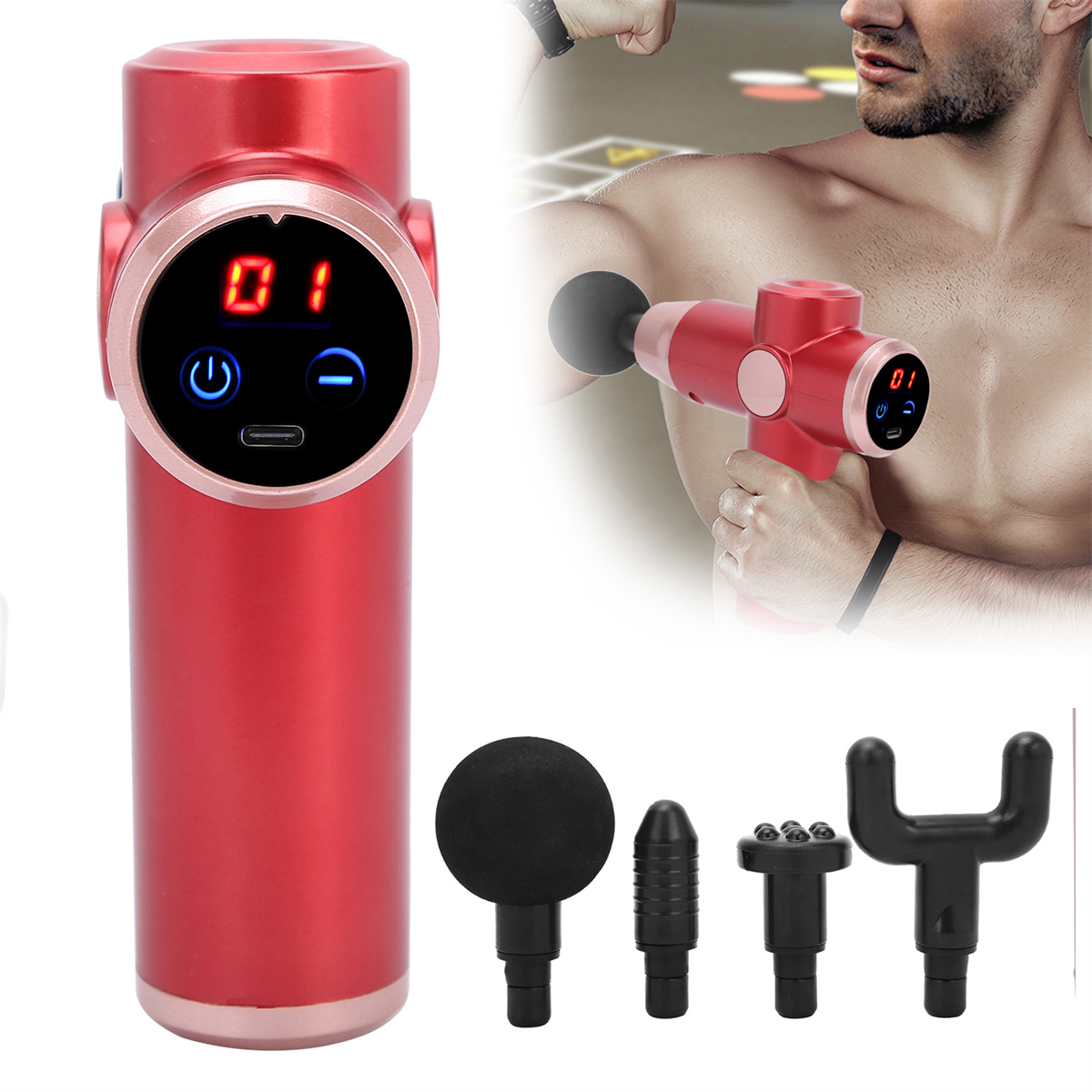 Rote Massagepistole mit Aufsätzen. Ein Mann benutzt sie an seiner Schulter.