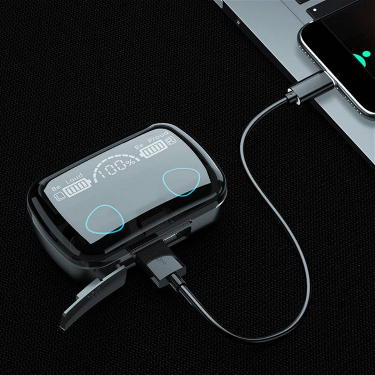 Schwarzes Ladecase für Ohrhörer, Ladekabel eingesteckt. Das Display zeigt den Akkustand an.